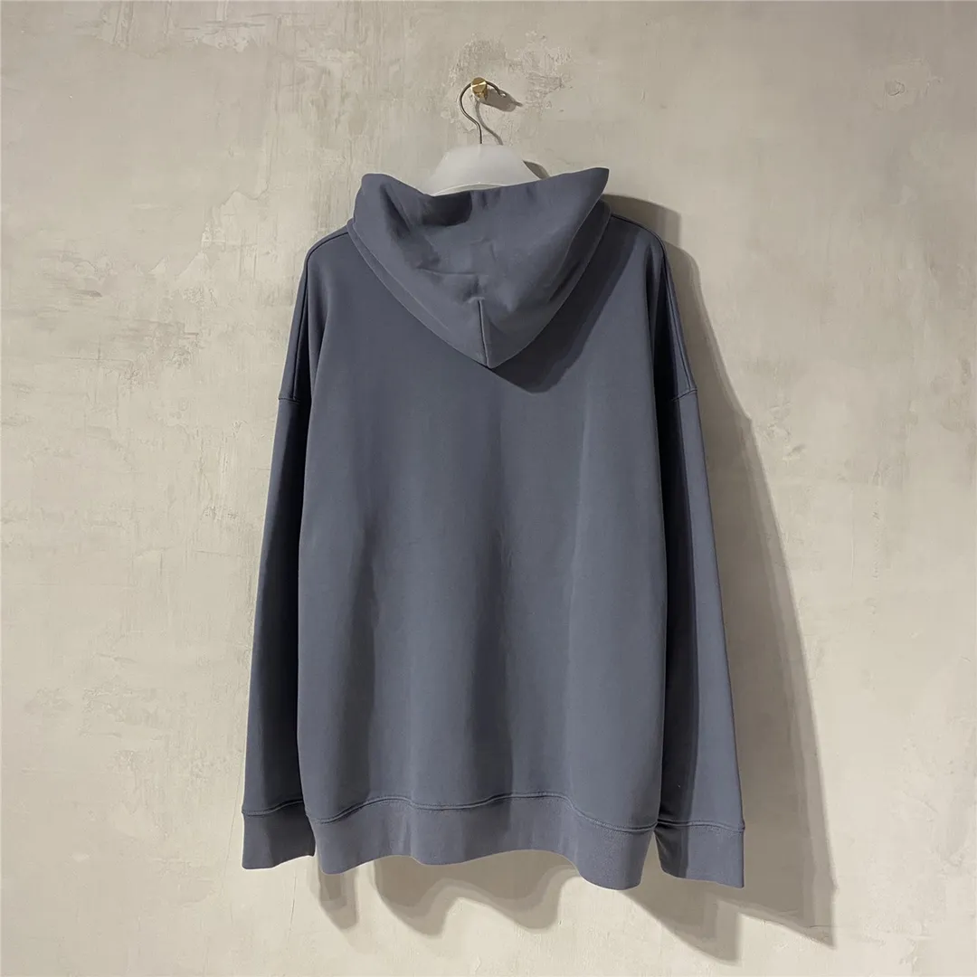 The certified version of BALENCIAGA Balenciaga portrait band B family hooded sweatshirt 1:1 restored replica version is a popular hot item in ins Xiaohongshu and a popular recommendation from Internet celebrity bloggers. The fabric is made of 480 grams of large terry cotton fabric, and has been pre-shrunk to a weight of about 520 grams. The original purchase is made and patterned, and the positioning and cutting process is used! Pure version! The imported Israeli Kornit digital direct-injection printing technology makes the reflection of characters three-dimensional and real. This is also the first place to look for identification. I make every piece of clothing with conscience and strive for excellence in every aspect. Just to sell a piece of clothing and retain a customer. Although our products are a little more expensive than others, the expensive money is kept in the clothes and is definitely not imported into my pocket.  Customized washable labels, bag labels, and collar labels. Can reach professional level.  Restore the 1:1 replica craftsmanship! B's new early autumn series, a very high-end series of single items for men and women!  Size: XS-L Color: Gray P:450