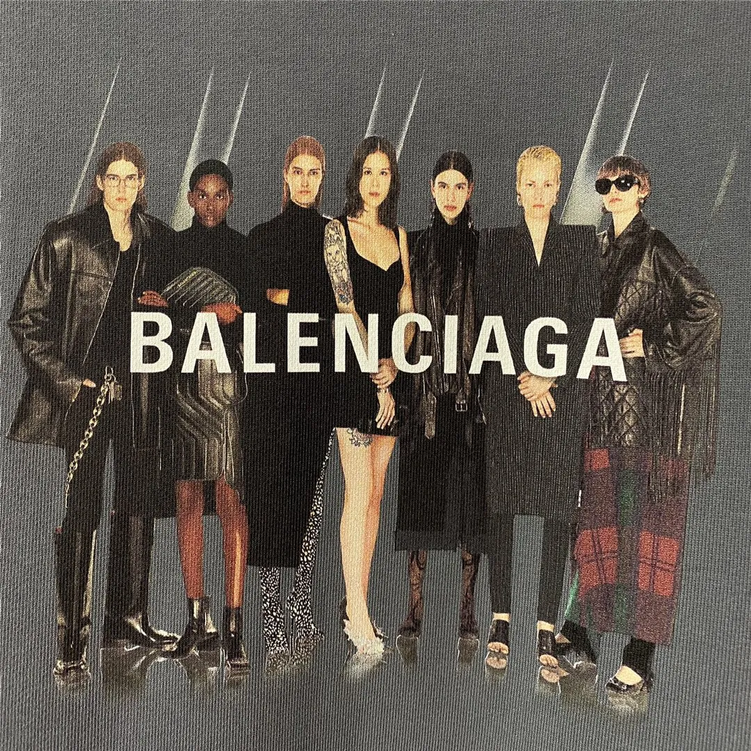 The certified version of BALENCIAGA Balenciaga portrait band B family hooded sweatshirt 1:1 restored replica version is a popular hot item in ins Xiaohongshu and a popular recommendation from Internet celebrity bloggers. The fabric is made of 480 grams of large terry cotton fabric, and has been pre-shrunk to a weight of about 520 grams. The original purchase is made and patterned, and the positioning and cutting process is used! Pure version! The imported Israeli Kornit digital direct-injection printing technology makes the reflection of characters three-dimensional and real. This is also the first place to look for identification. I make every piece of clothing with conscience and strive for excellence in every aspect. Just to sell a piece of clothing and retain a customer. Although our products are a little more expensive than others, the expensive money is kept in the clothes and is definitely not imported into my pocket.  Customized washable labels, bag labels, and collar labels. Can reach professional level.  Restore the 1:1 replica craftsmanship! B's new early autumn series, a very high-end series of single items for men and women!  Size: XS-L Color: Gray P:450