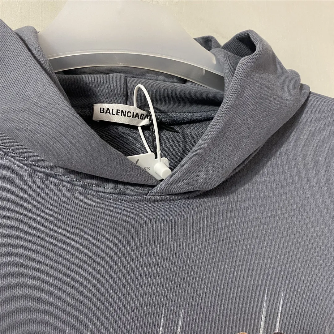 The certified version of BALENCIAGA Balenciaga portrait band B family hooded sweatshirt 1:1 restored replica version is a popular hot item in ins Xiaohongshu and a popular recommendation from Internet celebrity bloggers. The fabric is made of 480 grams of large terry cotton fabric, and has been pre-shrunk to a weight of about 520 grams. The original purchase is made and patterned, and the positioning and cutting process is used! Pure version! The imported Israeli Kornit digital direct-injection printing technology makes the reflection of characters three-dimensional and real. This is also the first place to look for identification. I make every piece of clothing with conscience and strive for excellence in every aspect. Just to sell a piece of clothing and retain a customer. Although our products are a little more expensive than others, the expensive money is kept in the clothes and is definitely not imported into my pocket.  Customized washable labels, bag labels, and collar labels. Can reach professional level.  Restore the 1:1 replica craftsmanship! B's new early autumn series, a very high-end series of single items for men and women!  Size: XS-L Color: Gray P:450