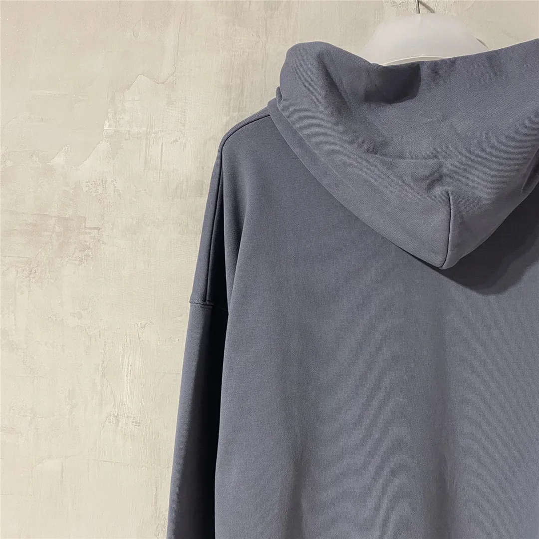 The certified version of BALENCIAGA Balenciaga portrait band B family hooded sweatshirt 1:1 restored replica version is a popular hot item in ins Xiaohongshu and a popular recommendation from Internet celebrity bloggers. The fabric is made of 480 grams of large terry cotton fabric, and has been pre-shrunk to a weight of about 520 grams. The original purchase is made and patterned, and the positioning and cutting process is used! Pure version! The imported Israeli Kornit digital direct-injection printing technology makes the reflection of characters three-dimensional and real. This is also the first place to look for identification. I make every piece of clothing with conscience and strive for excellence in every aspect. Just to sell a piece of clothing and retain a customer. Although our products are a little more expensive than others, the expensive money is kept in the clothes and is definitely not imported into my pocket.  Customized washable labels, bag labels, and collar labels. Can reach professional level.  Restore the 1:1 replica craftsmanship! B's new early autumn series, a very high-end series of single items for men and women!  Size: XS-L Color: Gray P:450