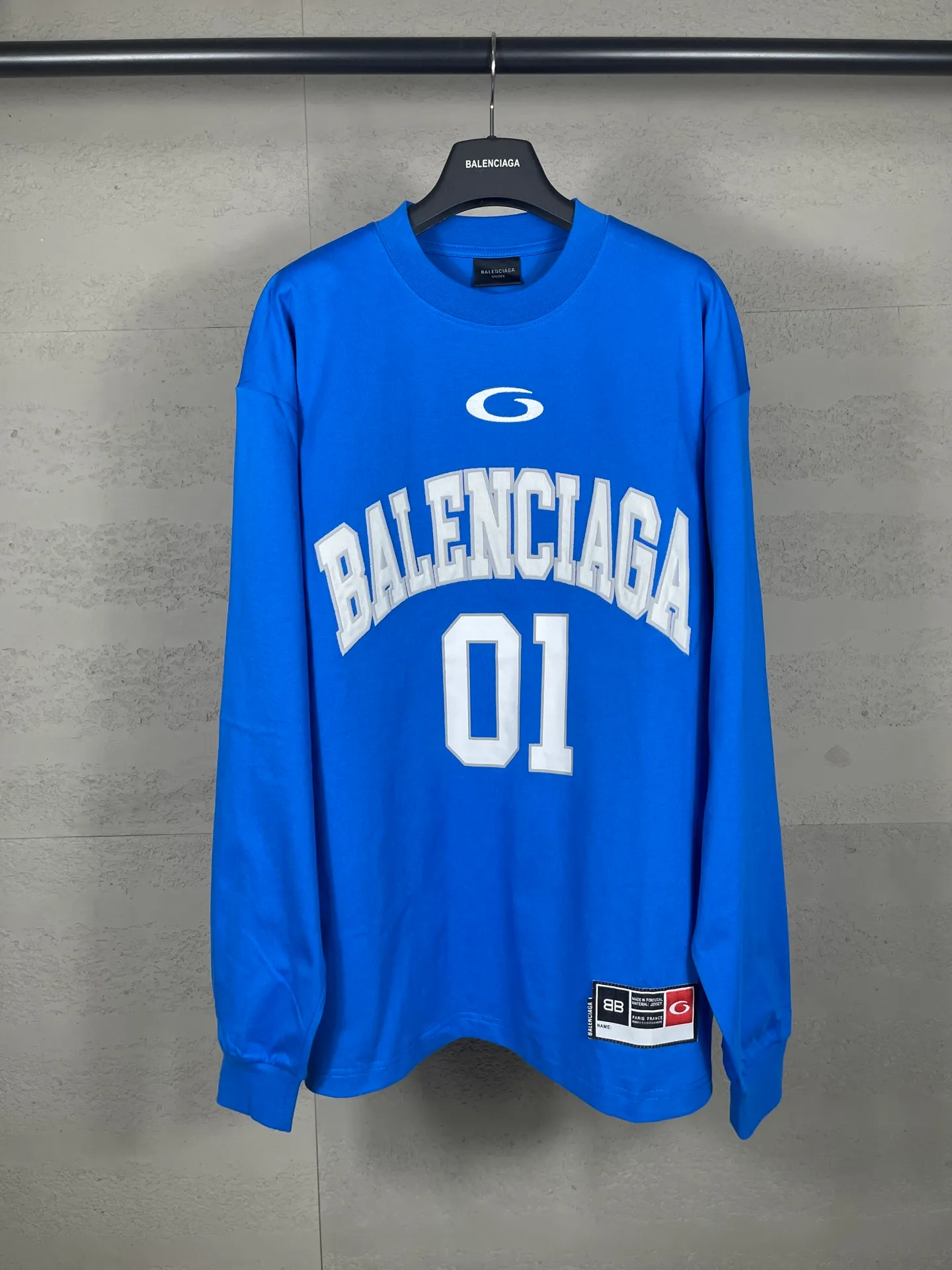 🅿️240 real photos [Top version. Official website quality] BALENCI*GA/Paris.SS25 latest basketball uniform embroidered printed long-sleeved T-shirt. The front embroidery is embroidered and printed using a Tajima computer embroidery machine, the lower left corner is stamped, and the back piece is printed. Brick cabinets are synchronized. Genuine products are developed at the first time. The fabric is made of Paris ZP custom-woven and dyed cotton double yarn. Weighing 260 grams, the cloth surface is clean. The cloth pattern is clear, soft and comfortable. The threads are dyed with no color difference. The printing uses environmentally friendly imported materials, the letters are clear and the effect is three-dimensional. The version adopts OS loose shoulder design. Same style for men and women. Code: BL255069 Color: black, white, purple, orchid. Size: XS S M L