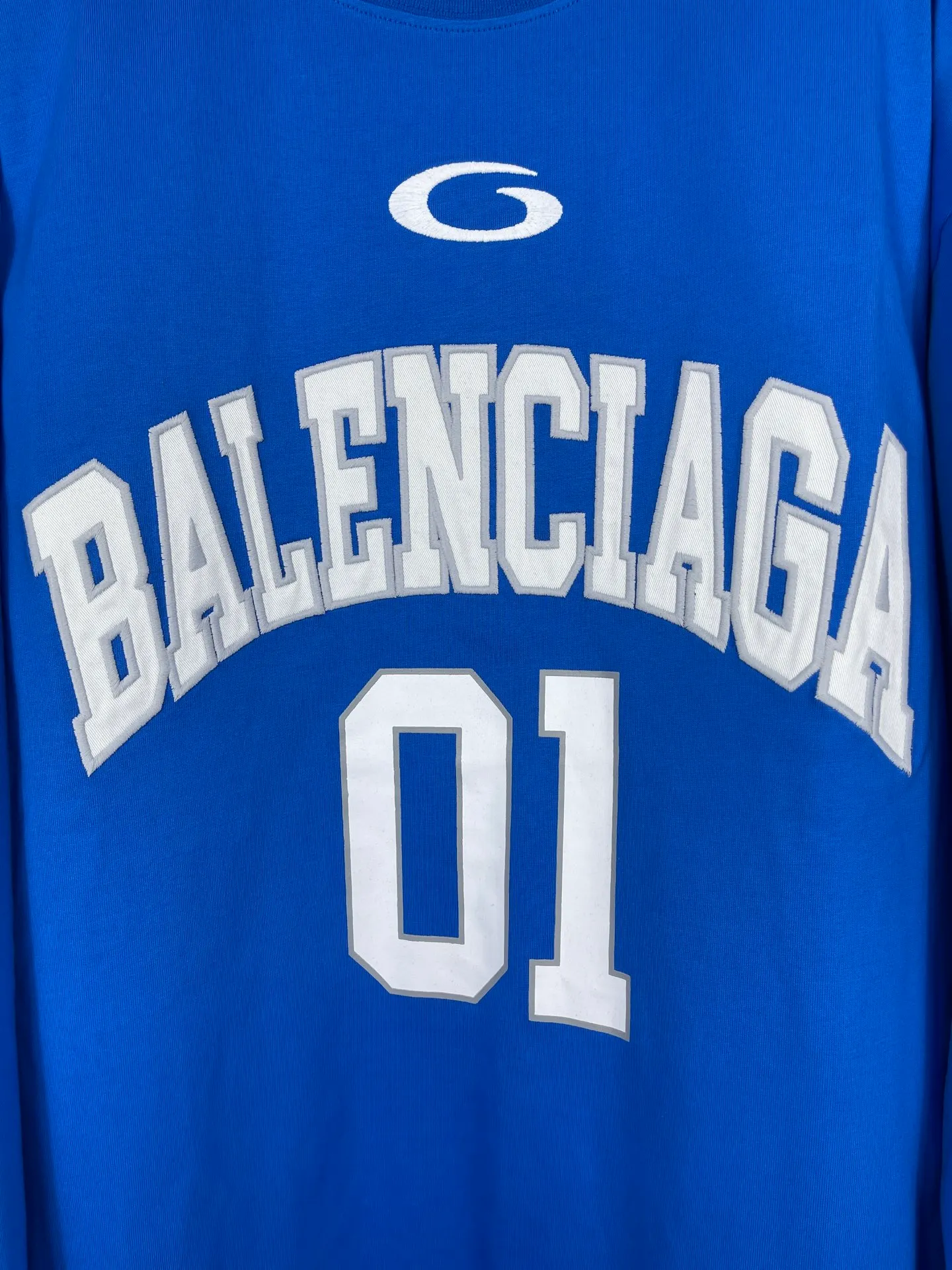 🅿️240 real photos [Top version. Official website quality] BALENCI*GA/Paris.SS25 latest basketball uniform embroidered printed long-sleeved T-shirt. The front embroidery is embroidered and printed using a Tajima computer embroidery machine, the lower left corner is stamped, and the back piece is printed. Brick cabinets are synchronized. Genuine products are developed at the first time. The fabric is made of Paris ZP custom-woven and dyed cotton double yarn. Weighing 260 grams, the cloth surface is clean. The cloth pattern is clear, soft and comfortable. The threads are dyed with no color difference. The printing uses environmentally friendly imported materials, the letters are clear and the effect is three-dimensional. The version adopts OS loose shoulder design. Same style for men and women. Code: BL255069 Color: black, white, purple, orchid. Size: XS S M L