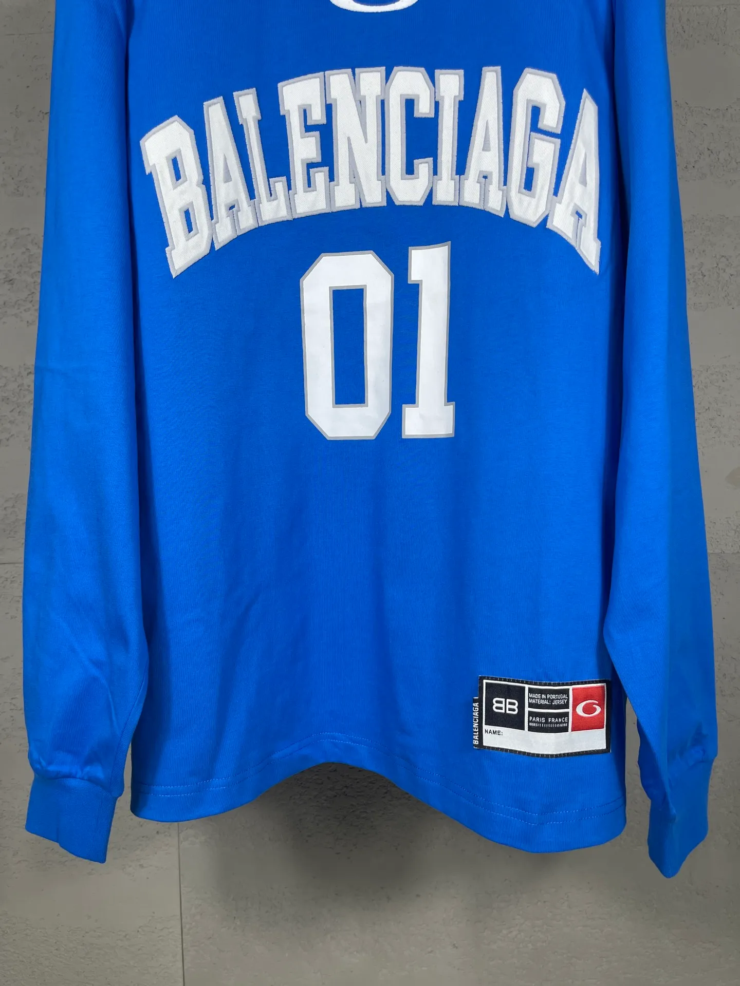 🅿️240 real photos [Top version. Official website quality] BALENCI*GA/Paris.SS25 latest basketball uniform embroidered printed long-sleeved T-shirt. The front embroidery is embroidered and printed using a Tajima computer embroidery machine, the lower left corner is stamped, and the back piece is printed. Brick cabinets are synchronized. Genuine products are developed at the first time. The fabric is made of Paris ZP custom-woven and dyed cotton double yarn. Weighing 260 grams, the cloth surface is clean. The cloth pattern is clear, soft and comfortable. The threads are dyed with no color difference. The printing uses environmentally friendly imported materials, the letters are clear and the effect is three-dimensional. The version adopts OS loose shoulder design. Same style for men and women. Code: BL255069 Color: black, white, purple, orchid. Size: XS S M L