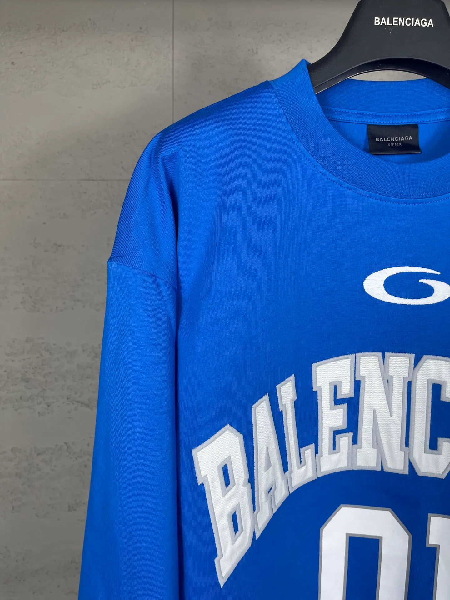 🅿️240 real photos [Top version. Official website quality] BALENCI*GA/Paris.SS25 latest basketball uniform embroidered printed long-sleeved T-shirt. The front embroidery is embroidered and printed using a Tajima computer embroidery machine, the lower left corner is stamped, and the back piece is printed. Brick cabinets are synchronized. Genuine products are developed at the first time. The fabric is made of Paris ZP custom-woven and dyed cotton double yarn. Weighing 260 grams, the cloth surface is clean. The cloth pattern is clear, soft and comfortable. The threads are dyed with no color difference. The printing uses environmentally friendly imported materials, the letters are clear and the effect is three-dimensional. The version adopts OS loose shoulder design. Same style for men and women. Code: BL255069 Color: black, white, purple, orchid. Size: XS S M L