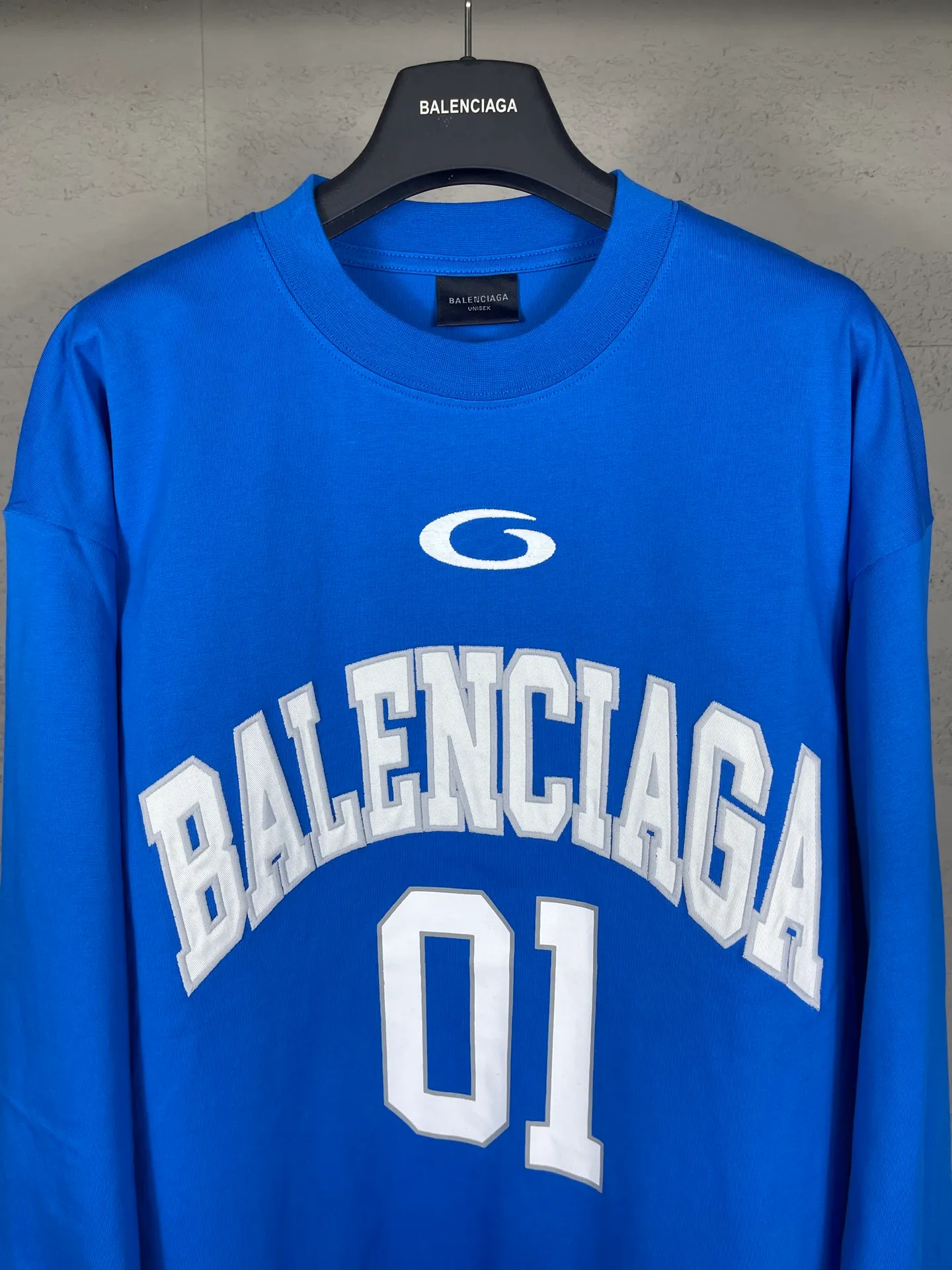 🅿️240 real photos [Top version. Official website quality] BALENCI*GA/Paris.SS25 latest basketball uniform embroidered printed long-sleeved T-shirt. The front embroidery is embroidered and printed using a Tajima computer embroidery machine, the lower left corner is stamped, and the back piece is printed. Brick cabinets are synchronized. Genuine products are developed at the first time. The fabric is made of Paris ZP custom-woven and dyed cotton double yarn. Weighing 260 grams, the cloth surface is clean. The cloth pattern is clear, soft and comfortable. The threads are dyed with no color difference. The printing uses environmentally friendly imported materials, the letters are clear and the effect is three-dimensional. The version adopts OS loose shoulder design. Same style for men and women. Code: BL255069 Color: black, white, purple, orchid. Size: XS S M L