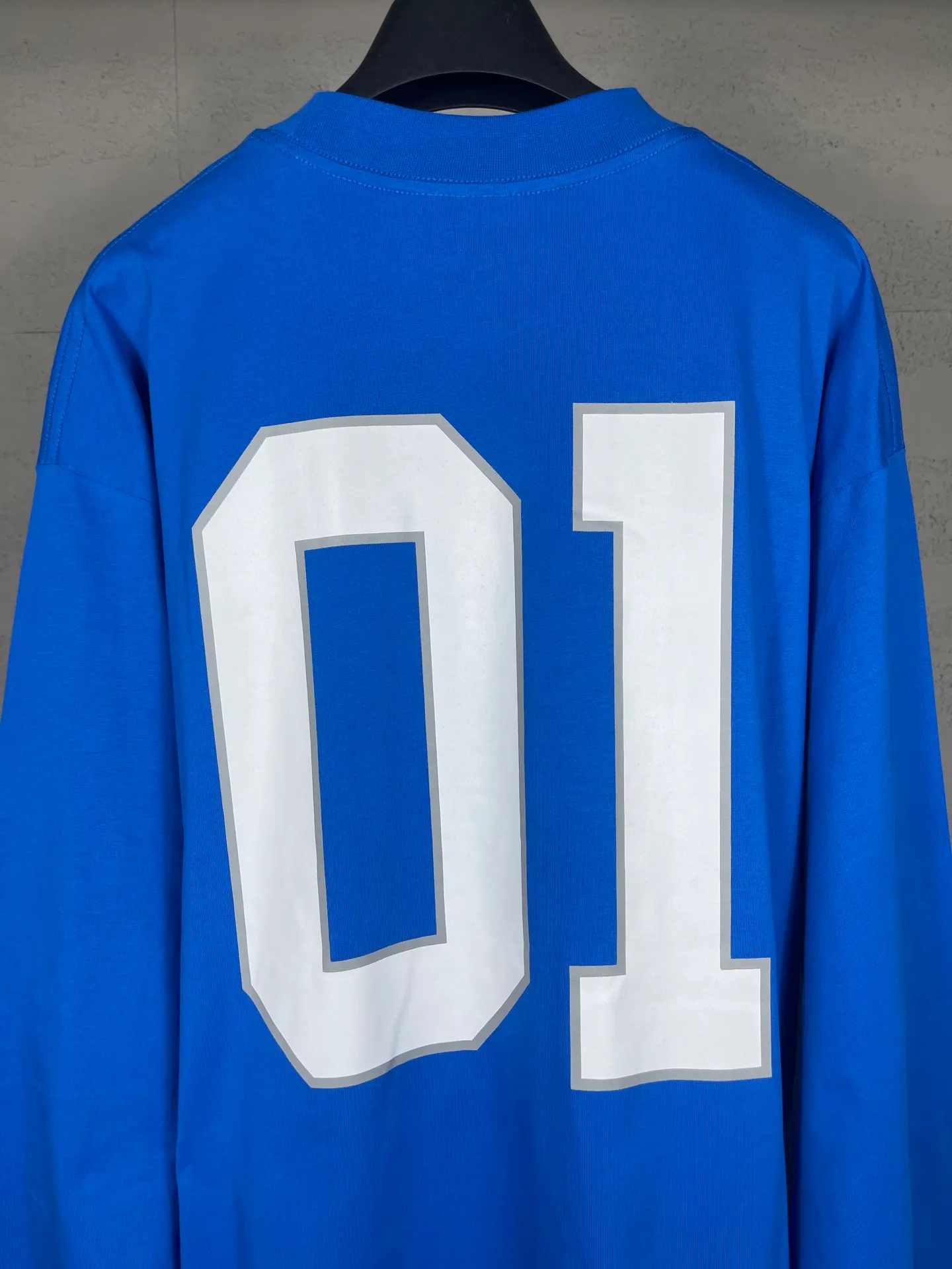 🅿️240 real photos [Top version. Official website quality] BALENCI*GA/Paris.SS25 latest basketball uniform embroidered printed long-sleeved T-shirt. The front embroidery is embroidered and printed using a Tajima computer embroidery machine, the lower left corner is stamped, and the back piece is printed. Brick cabinets are synchronized. Genuine products are developed at the first time. The fabric is made of Paris ZP custom-woven and dyed cotton double yarn. Weighing 260 grams, the cloth surface is clean. The cloth pattern is clear, soft and comfortable. The threads are dyed with no color difference. The printing uses environmentally friendly imported materials, the letters are clear and the effect is three-dimensional. The version adopts OS loose shoulder design. Same style for men and women. Code: BL255069 Color: black, white, purple, orchid. Size: XS S M L