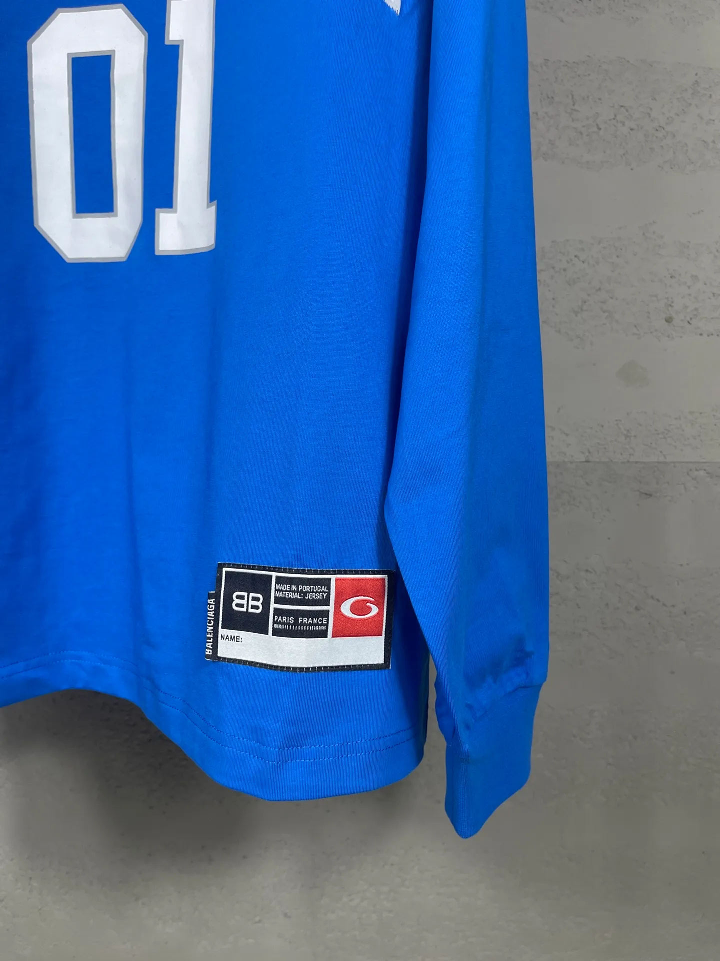 🅿️240 real photos [Top version. Official website quality] BALENCI*GA/Paris.SS25 latest basketball uniform embroidered printed long-sleeved T-shirt. The front embroidery is embroidered and printed using a Tajima computer embroidery machine, the lower left corner is stamped, and the back piece is printed. Brick cabinets are synchronized. Genuine products are developed at the first time. The fabric is made of Paris ZP custom-woven and dyed cotton double yarn. Weighing 260 grams, the cloth surface is clean. The cloth pattern is clear, soft and comfortable. The threads are dyed with no color difference. The printing uses environmentally friendly imported materials, the letters are clear and the effect is three-dimensional. The version adopts OS loose shoulder design. Same style for men and women. Code: BL255069 Color: black, white, purple, orchid. Size: XS S M L