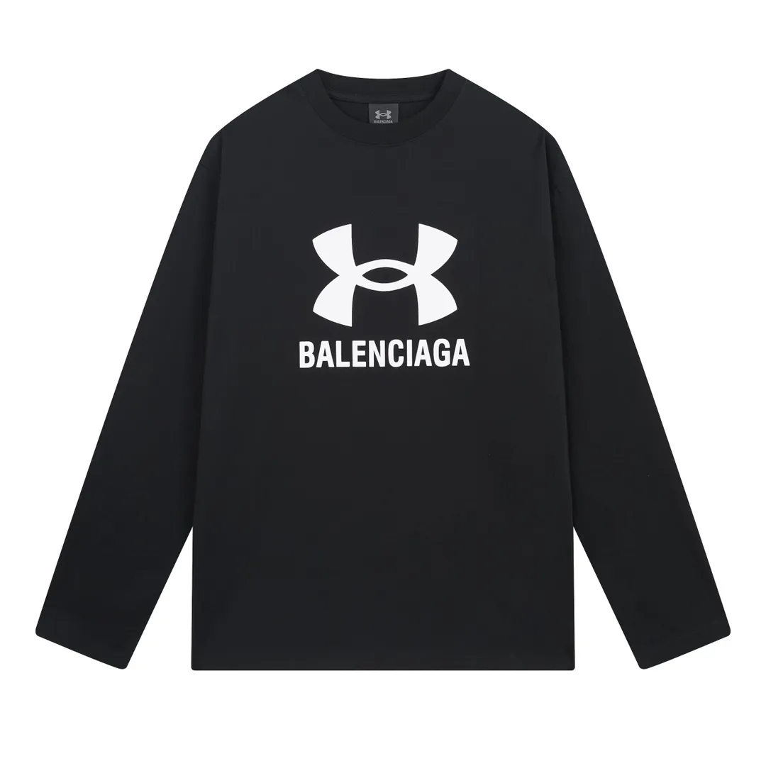 🅿️206 Real photos [Top version. Official website quality] BALENCI*GA/Paris joint Under Armor front and rear printed long-sleeved T-shirt # SS24 latest model. Research and development at the first time, different market currencies. Comparisons welcome. The fabric is made of Paris ZP custom-woven and dyed cotton double yarn. Weighing 260 grams, the cloth surface is clean. The cloth pattern is clear, soft and comfortable. The threads are dyed with no color difference. The classic LOGO pattern printing uses imported rubber paddles, and the letters are clear, three-dimensional and without burrs. Jubie market produces pictures based on pictures. Welcome to compare. The version adopts OS loose shoulder design. Same style for men and women. Code: BL235068 Color: Black Size: XS S M L