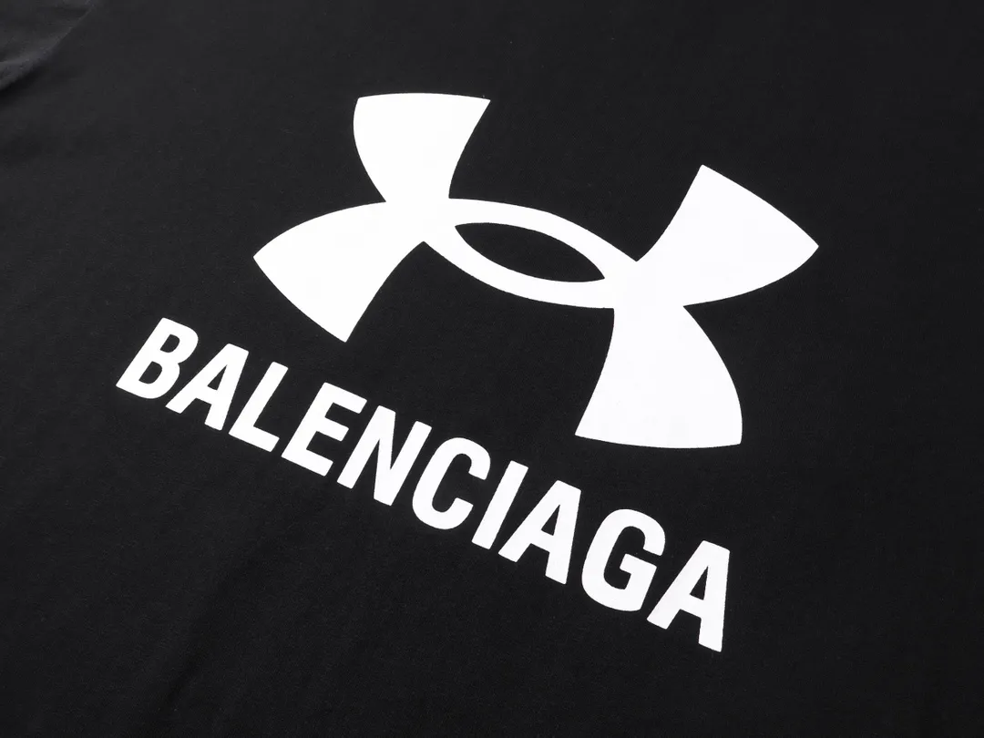 🅿️206 Real photos [Top version. Official website quality] BALENCI*GA/Paris joint Under Armor front and rear printed long-sleeved T-shirt # SS24 latest model. Research and development at the first time, different market currencies. Comparisons welcome. The fabric is made of Paris ZP custom-woven and dyed cotton double yarn. Weighing 260 grams, the cloth surface is clean. The cloth pattern is clear, soft and comfortable. The threads are dyed with no color difference. The classic LOGO pattern printing uses imported rubber paddles, and the letters are clear, three-dimensional and without burrs. Jubie market produces pictures based on pictures. Welcome to compare. The version adopts OS loose shoulder design. Same style for men and women. Code: BL235068 Color: Black Size: XS S M L
