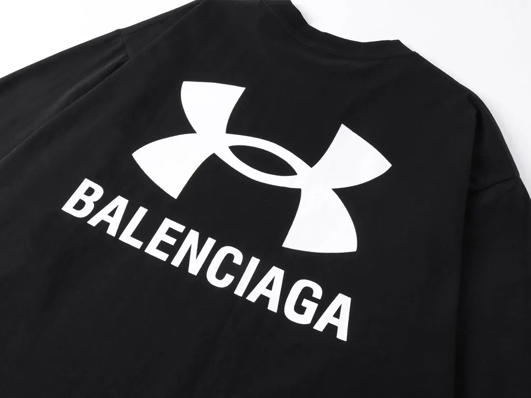 🅿️206 Real photos [Top version. Official website quality] BALENCI*GA/Paris joint Under Armor front and rear printed long-sleeved T-shirt # SS24 latest model. Research and development at the first time, different market currencies. Comparisons welcome. The fabric is made of Paris ZP custom-woven and dyed cotton double yarn. Weighing 260 grams, the cloth surface is clean. The cloth pattern is clear, soft and comfortable. The threads are dyed with no color difference. The classic LOGO pattern printing uses imported rubber paddles, and the letters are clear, three-dimensional and without burrs. Jubie market produces pictures based on pictures. Welcome to compare. The version adopts OS loose shoulder design. Same style for men and women. Code: BL235068 Color: Black Size: XS S M L