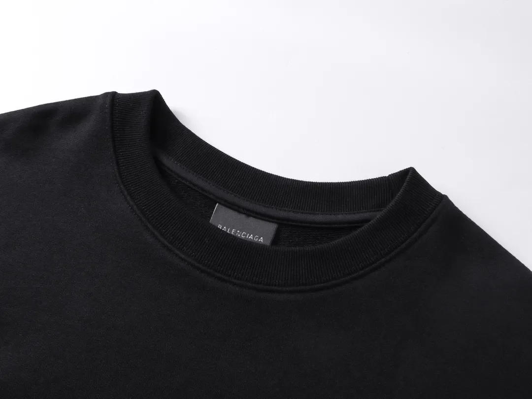 🅿️270 real photos [Top version. Official website quality] BALENCI*GA/Paris. 2024 new model. Front and rear LOGO reflective letter round neck sweatshirt, brick cabinet synchronization. Genuine product developed at the first time, welcome to compare! The fabric is made of Paris ZP custom-woven and dyed cotton terry sweatshirt. Weighing 460 grams, the cloth surface is clean. The cloth pattern is clear, soft and comfortable. The threads are dyed with no color difference. Get reflective film beforehand. The effect will be three-dimensional. Restore the brick cabinet. Different market currency, welcome to compare, the version adopts OS loose shoulder version. Same style for men and women Coding: BL235580 Color: black, off-white Size: XS S M L
