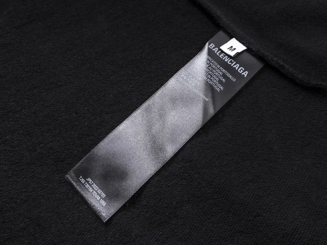 🅿️270 real photos [Top version. Official website quality] BALENCI*GA/Paris. 2024 new model. Front and rear LOGO reflective letter round neck sweatshirt, brick cabinet synchronization. Genuine product developed at the first time, welcome to compare! The fabric is made of Paris ZP custom-woven and dyed cotton terry sweatshirt. Weighing 460 grams, the cloth surface is clean. The cloth pattern is clear, soft and comfortable. The threads are dyed with no color difference. Get reflective film beforehand. The effect will be three-dimensional. Restore the brick cabinet. Different market currency, welcome to compare, the version adopts OS loose shoulder version. Same style for men and women Coding: BL235580 Color: black, off-white Size: XS S M L
