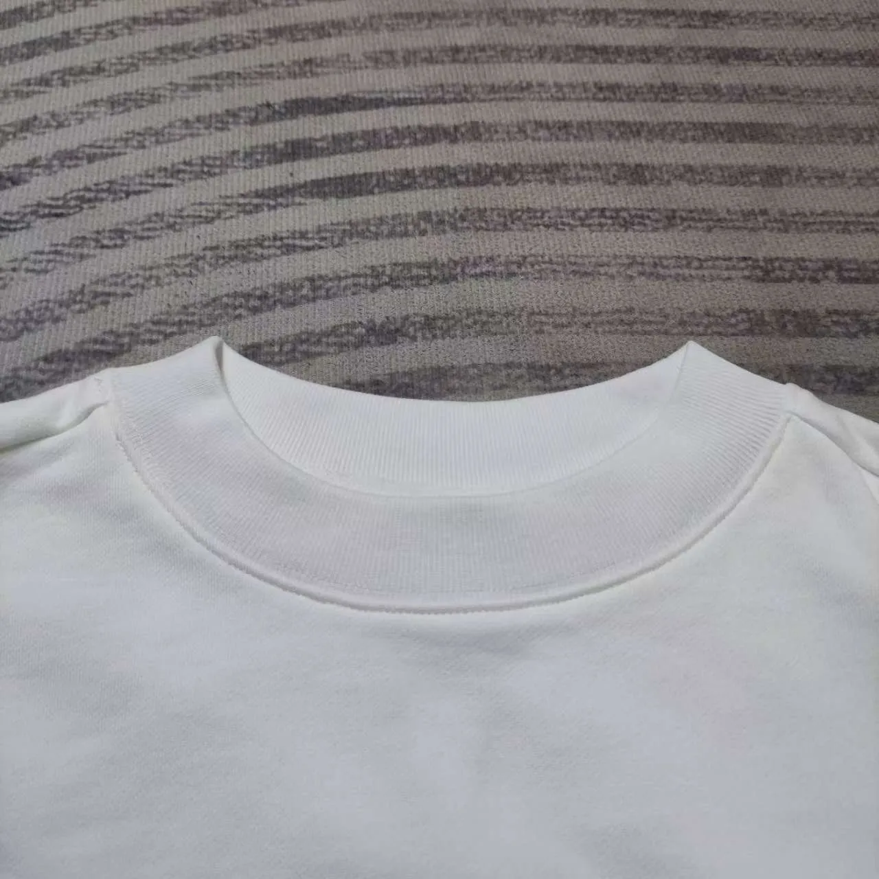 [New arrival] Balenciaga x Adidas joint logo embroidered round neck sweatshirt. The embroidery is embroidered with an imported Tajima embroidery machine, with a three-dimensional effect. Clear lines. No rough edges and miscellaneous threads. Ultra-high-tech embroidery. It uses 26 counts of combed cotton + 10 counts of 100% cotton. The gram weight is 480g. The fabric is made of high-quality domestic Xinjiang cotton yarn. Xinjiang cotton is recognized as a superior material among domestic cotton. The fabric is woven with the internationally recognized Fukuhara knitting machine. The fabric has clear texture, good resilience, strong wrinkle resistance, good wear resistance and breathability, and is close to the skin. It is not easy to loosen and has a long-lasting widening effect. The fabric has good gloss, strength, good wear resistance, low shrinkage, and a good skeleton feel. The pure cotton cloth is produced by air flow liquid cylinder. The environmentally friendly dyeing meets the national first-class product requirements. It is not easy to fade and is not prone to creases and claw marks. The version is well-fitting and can be worn all year round. The sewing machine needle uses No. 9 round-headed needles. It does not puncture or break the fibers of the fabric. The density of the thread is 3CM/14 needles. It is tight, not loose and not sparse. The sewing thread uses imported oil-proof treated thread, and there will be no oil stains. Kanche is imported with a silver sword and does not eat cloth. No more fabric left, full brand and high-quality feel Color: White Size: 1-4 P:450