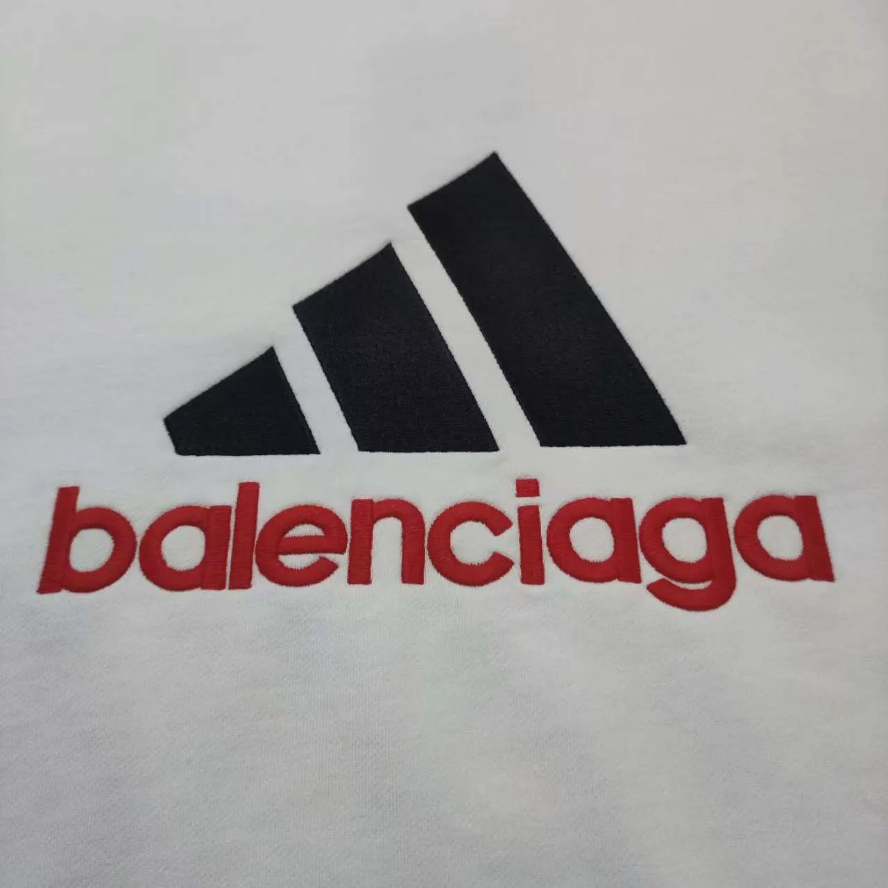 [New arrival] Balenciaga x Adidas joint logo embroidered round neck sweatshirt. The embroidery is embroidered with an imported Tajima embroidery machine, with a three-dimensional effect. Clear lines. No rough edges and miscellaneous threads. Ultra-high-tech embroidery. It uses 26 counts of combed cotton + 10 counts of 100% cotton. The gram weight is 480g. The fabric is made of high-quality domestic Xinjiang cotton yarn. Xinjiang cotton is recognized as a superior material among domestic cotton. The fabric is woven with the internationally recognized Fukuhara knitting machine. The fabric has clear texture, good resilience, strong wrinkle resistance, good wear resistance and breathability, and is close to the skin. It is not easy to loosen and has a long-lasting widening effect. The fabric has good gloss, strength, good wear resistance, low shrinkage, and a good skeleton feel. The pure cotton cloth is produced by air flow liquid cylinder. The environmentally friendly dyeing meets the national first-class product requirements. It is not easy to fade and is not prone to creases and claw marks. The version is well-fitting and can be worn all year round. The sewing machine needle uses No. 9 round-headed needles. It does not puncture or break the fibers of the fabric. The density of the thread is 3CM/14 needles. It is tight, not loose and not sparse. The sewing thread uses imported oil-proof treated thread, and there will be no oil stains. Kanche is imported with a silver sword and does not eat cloth. No more fabric left, full brand and high-quality feel Color: White Size: 1-4 P:450