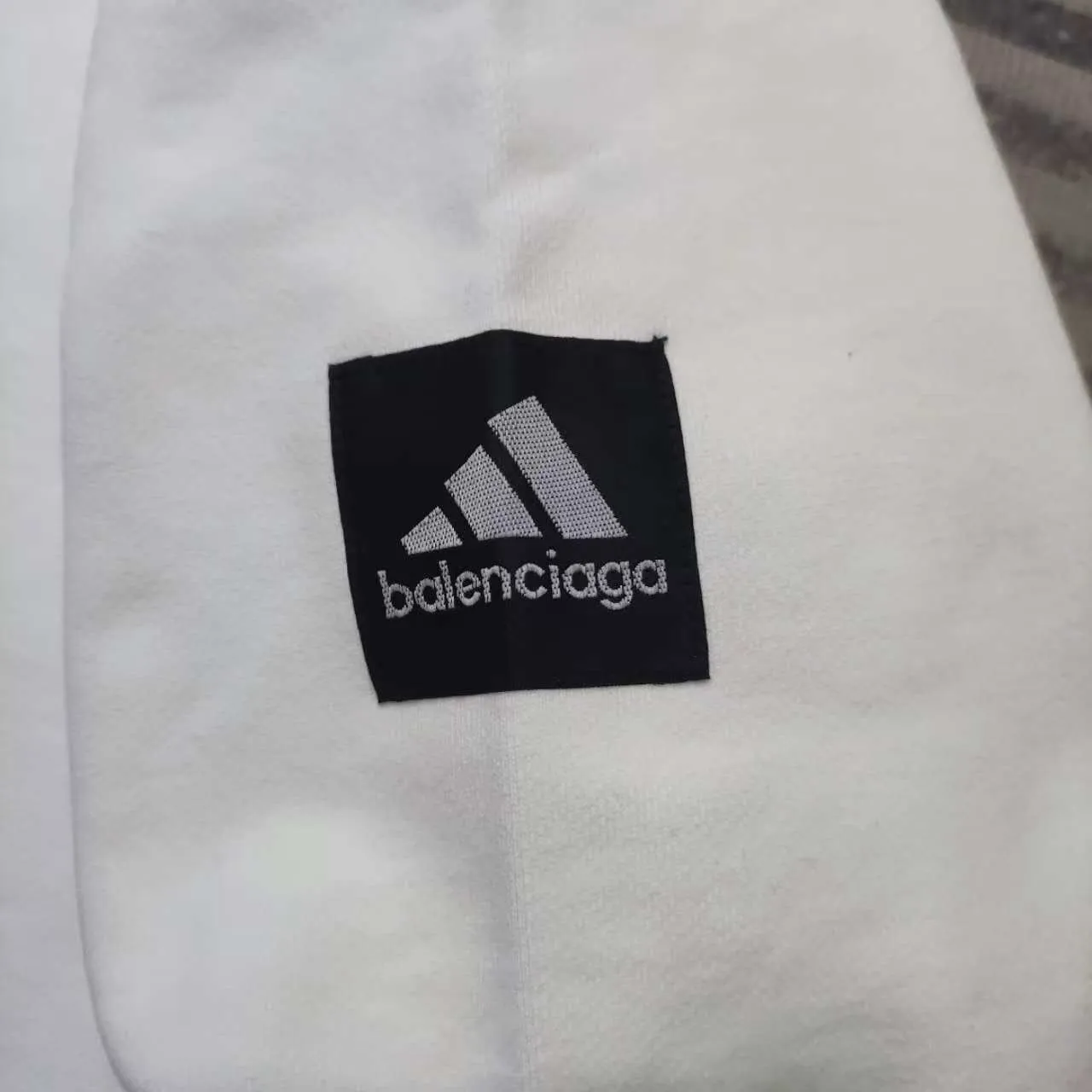 [New arrival] Balenciaga x Adidas joint logo embroidered round neck sweatshirt. The embroidery is embroidered with an imported Tajima embroidery machine, with a three-dimensional effect. Clear lines. No rough edges and miscellaneous threads. Ultra-high-tech embroidery. It uses 26 counts of combed cotton + 10 counts of 100% cotton. The gram weight is 480g. The fabric is made of high-quality domestic Xinjiang cotton yarn. Xinjiang cotton is recognized as a superior material among domestic cotton. The fabric is woven with the internationally recognized Fukuhara knitting machine. The fabric has clear texture, good resilience, strong wrinkle resistance, good wear resistance and breathability, and is close to the skin. It is not easy to loosen and has a long-lasting widening effect. The fabric has good gloss, strength, good wear resistance, low shrinkage, and a good skeleton feel. The pure cotton cloth is produced by air flow liquid cylinder. The environmentally friendly dyeing meets the national first-class product requirements. It is not easy to fade and is not prone to creases and claw marks. The version is well-fitting and can be worn all year round. The sewing machine needle uses No. 9 round-headed needles. It does not puncture or break the fibers of the fabric. The density of the thread is 3CM/14 needles. It is tight, not loose and not sparse. The sewing thread uses imported oil-proof treated thread, and there will be no oil stains. Kanche is imported with a silver sword and does not eat cloth. No more fabric left, full brand and high-quality feel Color: White Size: 1-4 P:450