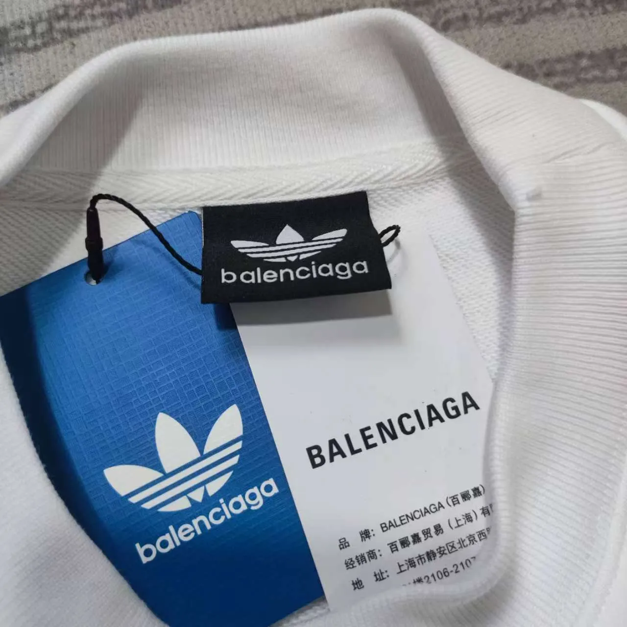 [New arrival] Balenciaga x Adidas joint logo embroidered round neck sweatshirt. The embroidery is embroidered with an imported Tajima embroidery machine, with a three-dimensional effect. Clear lines. No rough edges and miscellaneous threads. Ultra-high-tech embroidery. It uses 26 counts of combed cotton + 10 counts of 100% cotton. The gram weight is 480g. The fabric is made of high-quality domestic Xinjiang cotton yarn. Xinjiang cotton is recognized as a superior material among domestic cotton. The fabric is woven with the internationally recognized Fukuhara knitting machine. The fabric has clear texture, good resilience, strong wrinkle resistance, good wear resistance and breathability, and is close to the skin. It is not easy to loosen and has a long-lasting widening effect. The fabric has good gloss, strength, good wear resistance, low shrinkage, and a good skeleton feel. The pure cotton cloth is produced by air flow liquid cylinder. The environmentally friendly dyeing meets the national first-class product requirements. It is not easy to fade and is not prone to creases and claw marks. The version is well-fitting and can be worn all year round. The sewing machine needle uses No. 9 round-headed needles. It does not puncture or break the fibers of the fabric. The density of the thread is 3CM/14 needles. It is tight, not loose and not sparse. The sewing thread uses imported oil-proof treated thread, and there will be no oil stains. Kanche is imported with a silver sword and does not eat cloth. No more fabric left, full brand and high-quality feel Color: White Size: 1-4 P:450