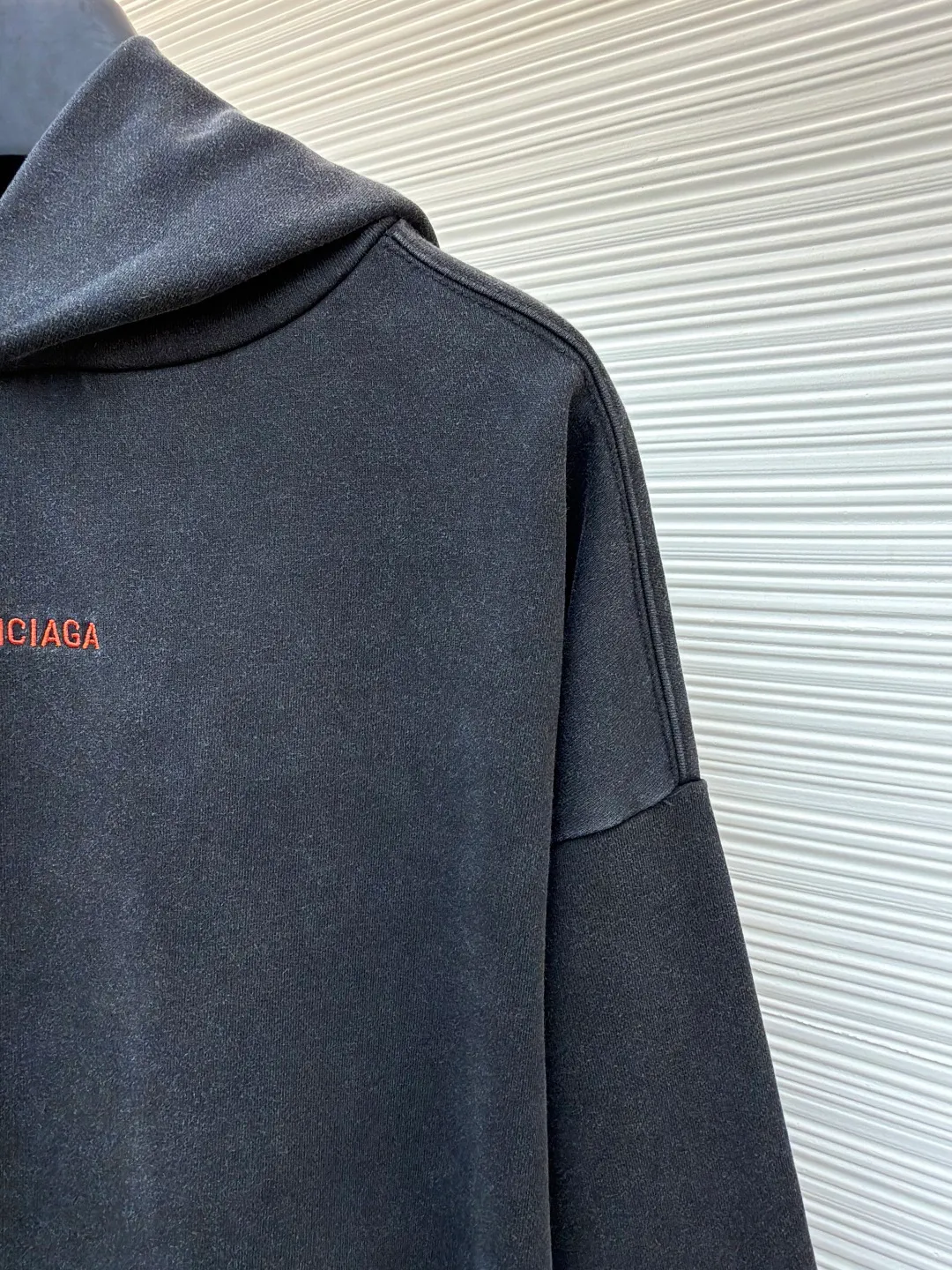 Balenciaga back embroidered hooded sweatshirt ●Original version: Purchased and developed for 8300 ●Item number: 1681568-A65 ●Fabric: Premium pure velvet soft fabric ●Technology: Embroidery production ●Color: Black and gray ●Version: Loose version ●Weight: about 810 grams ●Size: S-M-L-XL ●Description: Customized premium pure velvet soft fabric with delicate hand feel and comfortable skin-fitting color, with unique faded black as the main color Mysterious and charming. The minimalist and exquisite Balenciaga Back embroidery art on the chest is embellished. It is a concrete expression of the brand's soul. The back panel is deconstructed with Balenciaga Back embroidery into a flowing visual storm. The most traditional red is used to embroider the most uninhibited soul. Drawstring hood design. Artists walking at the forefront of fashion use every outfit to outline their own fashion picture, using imported machine embroidery technology and using advanced computer control systems and precision mechanical components to realize Balenciaga. The back embroidery operation has high precision. The lines are smooth and thin. It adopts the washing and frying process. The special desizing agent is preferred. Then the fabric is soaked in it and evenly sized. After desizing, it is finally rinsed. The workmanship is extremely complicated and the loss is high. The overall wiring is straight and delicate, the fabric is comfortable and soft, and the color is consistent without color difference. It can be matched with the same style to create a fashionable look and control various occasions. Customized accessories, complete with three standards, same style for men and women!