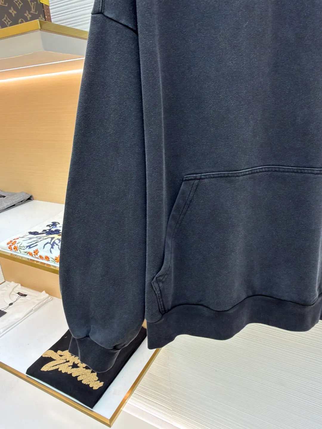 Balenciaga back embroidered hooded sweatshirt ●Original version: Purchased and developed for 8300 ●Item number: 1681568-A65 ●Fabric: Premium pure velvet soft fabric ●Technology: Embroidery production ●Color: Black and gray ●Version: Loose version ●Weight: about 810 grams ●Size: S-M-L-XL ●Description: Customized premium pure velvet soft fabric with delicate hand feel and comfortable skin-fitting color, with unique faded black as the main color Mysterious and charming. The minimalist and exquisite Balenciaga Back embroidery art on the chest is embellished. It is a concrete expression of the brand's soul. The back panel is deconstructed with Balenciaga Back embroidery into a flowing visual storm. The most traditional red is used to embroider the most uninhibited soul. Drawstring hood design. Artists walking at the forefront of fashion use every outfit to outline their own fashion picture, using imported machine embroidery technology and using advanced computer control systems and precision mechanical components to realize Balenciaga. The back embroidery operation has high precision. The lines are smooth and thin. It adopts the washing and frying process. The special desizing agent is preferred. Then the fabric is soaked in it and evenly sized. After desizing, it is finally rinsed. The workmanship is extremely complicated and the loss is high. The overall wiring is straight and delicate, the fabric is comfortable and soft, and the color is consistent without color difference. It can be matched with the same style to create a fashionable look and control various occasions. Customized accessories, complete with three standards, same style for men and women!