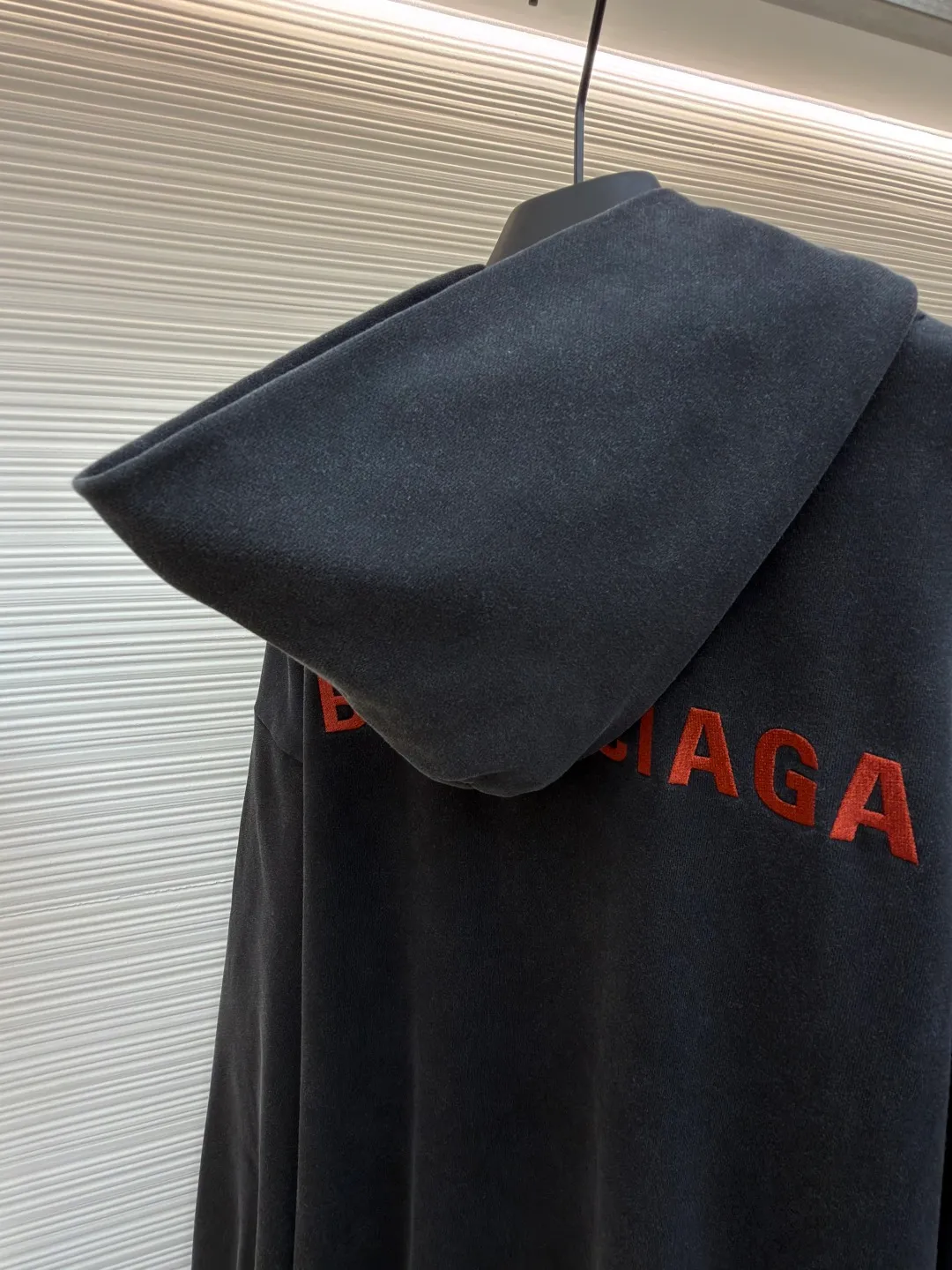 Balenciaga back embroidered hooded sweatshirt ●Original version: Purchased and developed for 8300 ●Item number: 1681568-A65 ●Fabric: Premium pure velvet soft fabric ●Technology: Embroidery production ●Color: Black and gray ●Version: Loose version ●Weight: about 810 grams ●Size: S-M-L-XL ●Description: Customized premium pure velvet soft fabric with delicate hand feel and comfortable skin-fitting color, with unique faded black as the main color Mysterious and charming. The minimalist and exquisite Balenciaga Back embroidery art on the chest is embellished. It is a concrete expression of the brand's soul. The back panel is deconstructed with Balenciaga Back embroidery into a flowing visual storm. The most traditional red is used to embroider the most uninhibited soul. Drawstring hood design. Artists walking at the forefront of fashion use every outfit to outline their own fashion picture, using imported machine embroidery technology and using advanced computer control systems and precision mechanical components to realize Balenciaga. The back embroidery operation has high precision. The lines are smooth and thin. It adopts the washing and frying process. The special desizing agent is preferred. Then the fabric is soaked in it and evenly sized. After desizing, it is finally rinsed. The workmanship is extremely complicated and the loss is high. The overall wiring is straight and delicate, the fabric is comfortable and soft, and the color is consistent without color difference. It can be matched with the same style to create a fashionable look and control various occasions. Customized accessories, complete with three standards, same style for men and women!
