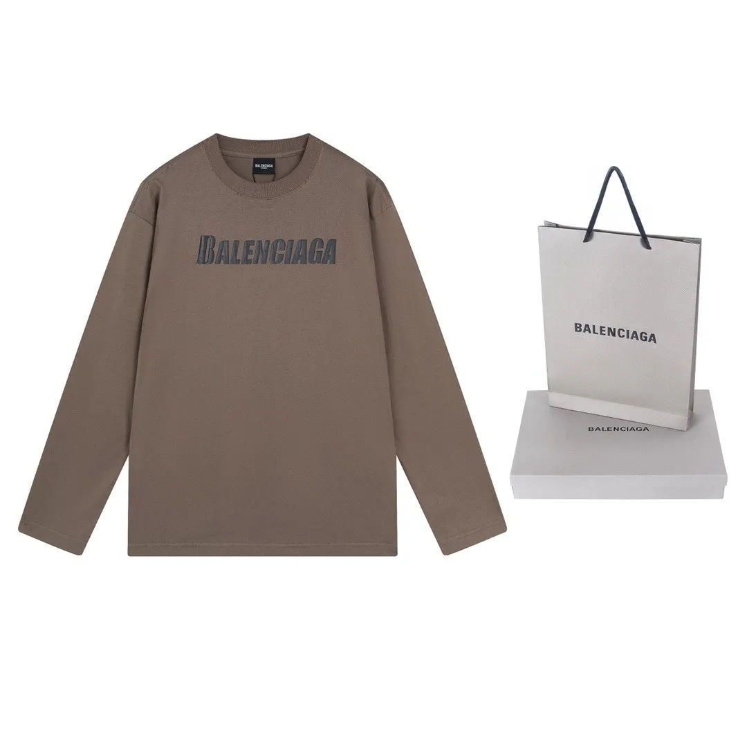 🅿️196 Detailed picture [Top version. Official website quality] BALENCI*GA/Paris. New style. Classic letter LOGO cracked print old and worn long-sleeved T-shirt. Brick cabinet synchronization. The fabric is made of Paris ZP custom-woven and dyed 100% cotton double yarn compact cotton. The weight is 260 grams, the cloth surface is clean. The cloth pattern is clear, soft and comfortable. The threads are dyed with no color difference. The classic pattern is printed with environmentally friendly imported materials, and the letters are cracked and printed. The letters are clear and the effect is three-dimensional. Restored brick cabinet. The garments are hand-worn and distressed by many people. They are very different from the market currency. You are welcome to compare. The version adopts the OS loose shoulder design. Same style for men and women. Coding: BL225009 Color: black, brown Size: XS S M L