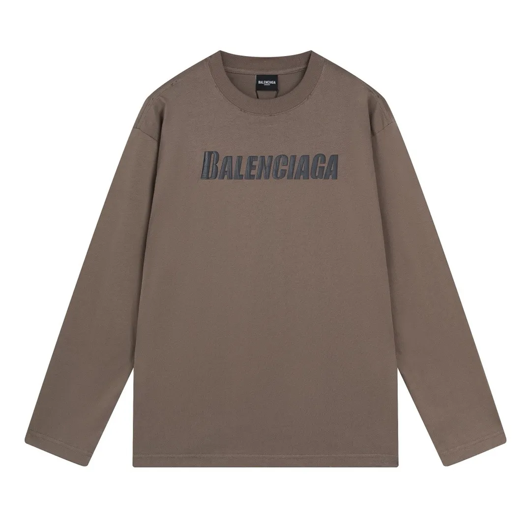 🅿️196 Detailed picture [Top version. Official website quality] BALENCI*GA/Paris. New style. Classic letter LOGO cracked print old and worn long-sleeved T-shirt. Brick cabinet synchronization. The fabric is made of Paris ZP custom-woven and dyed 100% cotton double yarn compact cotton. The weight is 260 grams, the cloth surface is clean. The cloth pattern is clear, soft and comfortable. The threads are dyed with no color difference. The classic pattern is printed with environmentally friendly imported materials, and the letters are cracked and printed. The letters are clear and the effect is three-dimensional. Restored brick cabinet. The garments are hand-worn and distressed by many people. They are very different from the market currency. You are welcome to compare. The version adopts the OS loose shoulder design. Same style for men and women. Coding: BL225009 Color: black, brown Size: XS S M L
