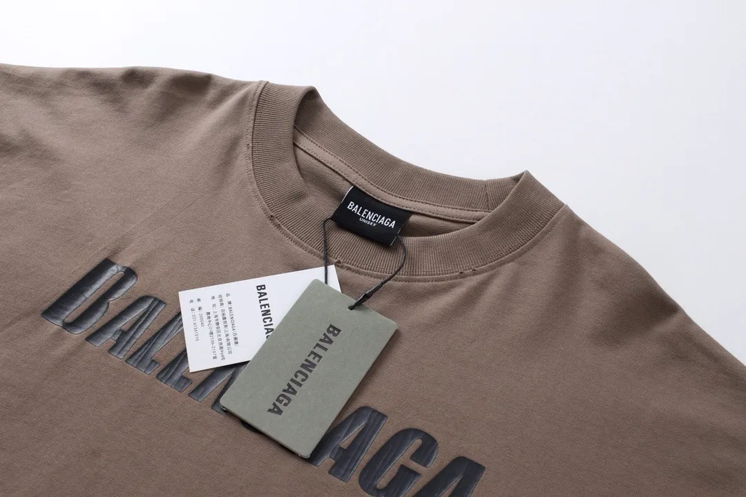 🅿️196 Detailed picture [Top version. Official website quality] BALENCI*GA/Paris. New style. Classic letter LOGO cracked print old and worn long-sleeved T-shirt. Brick cabinet synchronization. The fabric is made of Paris ZP custom-woven and dyed 100% cotton double yarn compact cotton. The weight is 260 grams, the cloth surface is clean. The cloth pattern is clear, soft and comfortable. The threads are dyed with no color difference. The classic pattern is printed with environmentally friendly imported materials, and the letters are cracked and printed. The letters are clear and the effect is three-dimensional. Restored brick cabinet. The garments are hand-worn and distressed by many people. They are very different from the market currency. You are welcome to compare. The version adopts the OS loose shoulder design. Same style for men and women. Coding: BL225009 Color: black, brown Size: XS S M L