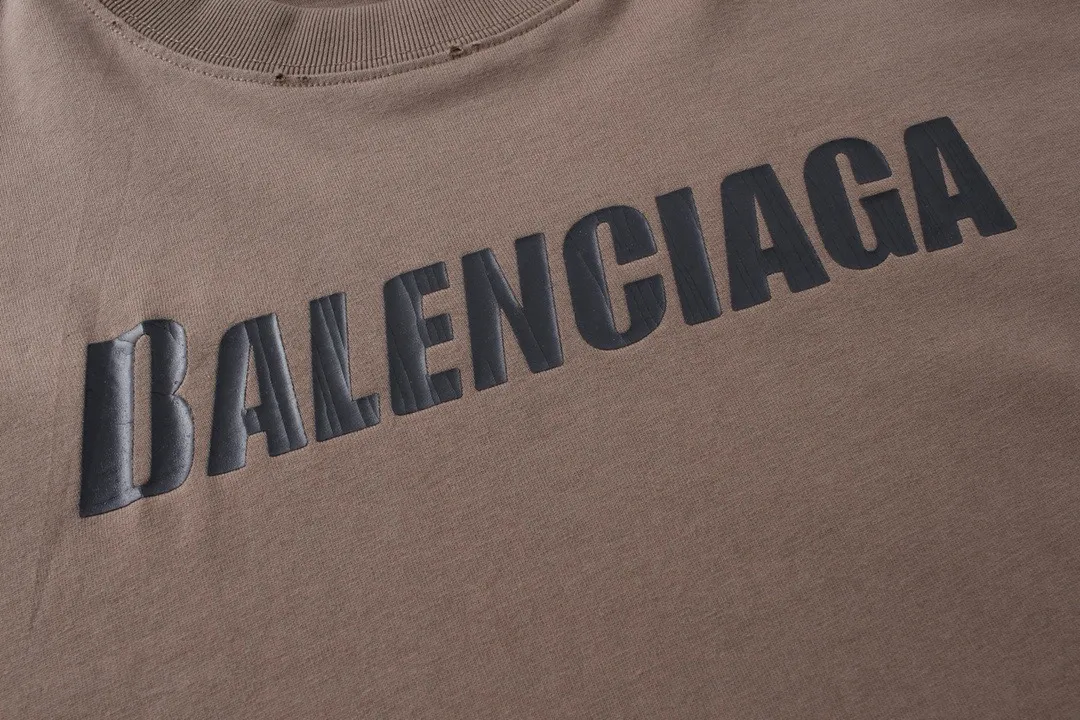 🅿️196 Detailed picture [Top version. Official website quality] BALENCI*GA/Paris. New style. Classic letter LOGO cracked print old and worn long-sleeved T-shirt. Brick cabinet synchronization. The fabric is made of Paris ZP custom-woven and dyed 100% cotton double yarn compact cotton. The weight is 260 grams, the cloth surface is clean. The cloth pattern is clear, soft and comfortable. The threads are dyed with no color difference. The classic pattern is printed with environmentally friendly imported materials, and the letters are cracked and printed. The letters are clear and the effect is three-dimensional. Restored brick cabinet. The garments are hand-worn and distressed by many people. They are very different from the market currency. You are welcome to compare. The version adopts the OS loose shoulder design. Same style for men and women. Coding: BL225009 Color: black, brown Size: XS S M L