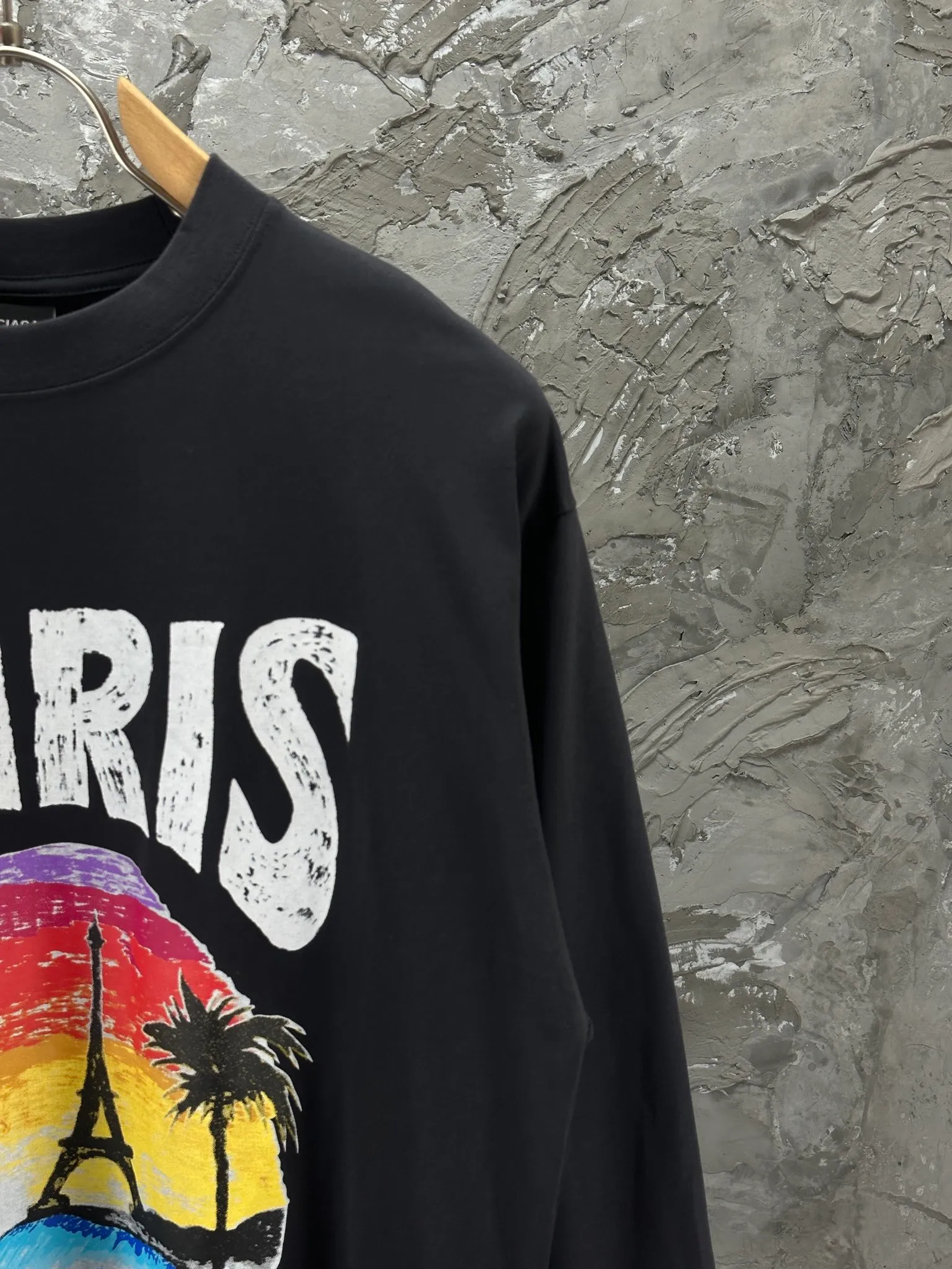 🅿️250 BALENCI*GA Paris Hawaiian Coconut Tower Long Sleeve. The fabric is made of Paris custom-woven and dyed double yarn pure cotton fabric. The weight is 280g. The thread is custom-woven and dyed without color difference. The front and rear panels are printed by imported machine. Two high-temperature setting washes. Os dropped shoulders and loose version. Same style for men and women -Color: Black Ivory White -SIZE: XS S M L Style No. 8615#