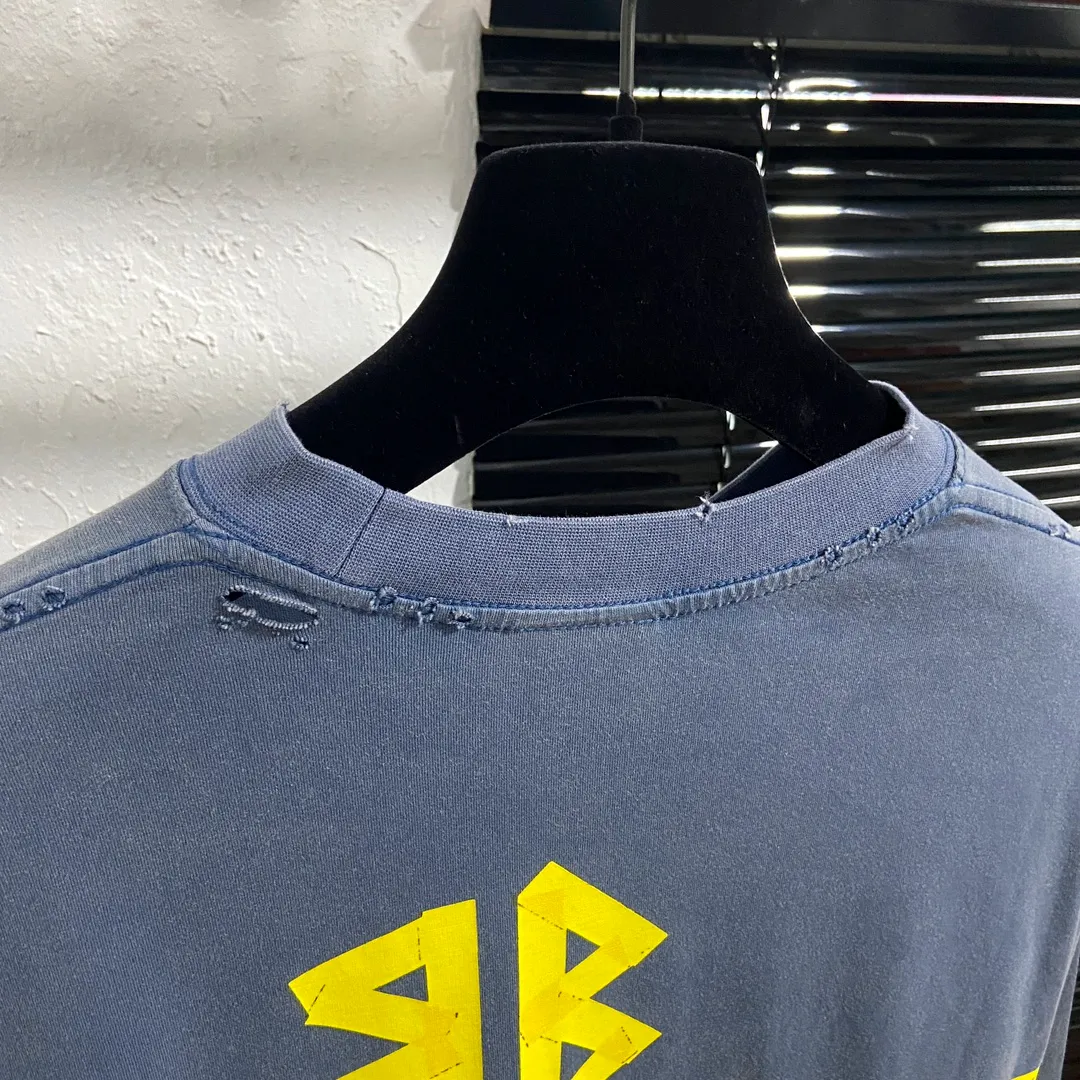 🅿️200 8110# Actual pictures Top version [[BALENCIA*GA] Official website quality Paris new yellow tape digital direct spray long-sleeved T-shirt OS version Loose dropped shoulders Unisex style Fabric: 260g 100% cotton double yarn Process: Front and back digital direct spray Garment wash Frayed Distressed Styling Solid Color Color: Gray blue Black White Washed blue Burgundy Green Size: XS S M L