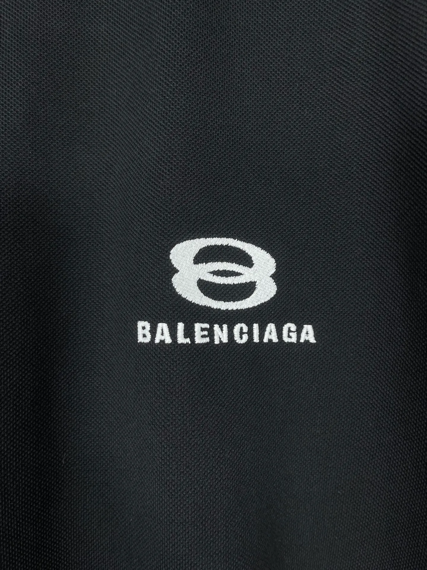 🅿️220 real photos [Top version. Official website quality] BALENCI*GA/Paris #2025 new Paris double-ring classic LOGO embroidered POLO shirt, with front and rear slit design, full of design, welcome to compare. The fabric is made of Paris ZP custom-woven and dyed cotton pique, with a weight of 260 grams. The cloth surface is clean. The cloth pattern is clear, soft and comfortable. The threads are woven and dyed with no color difference. The embroidered LOGO is embroidered using imported Tajima embroidery machine. The effect is three-dimensional. Restore the brick cabinet, adopt OS loose shoulder style. Same style for men and women. Coding: BL252215 Color: black, white Size: XS S M L