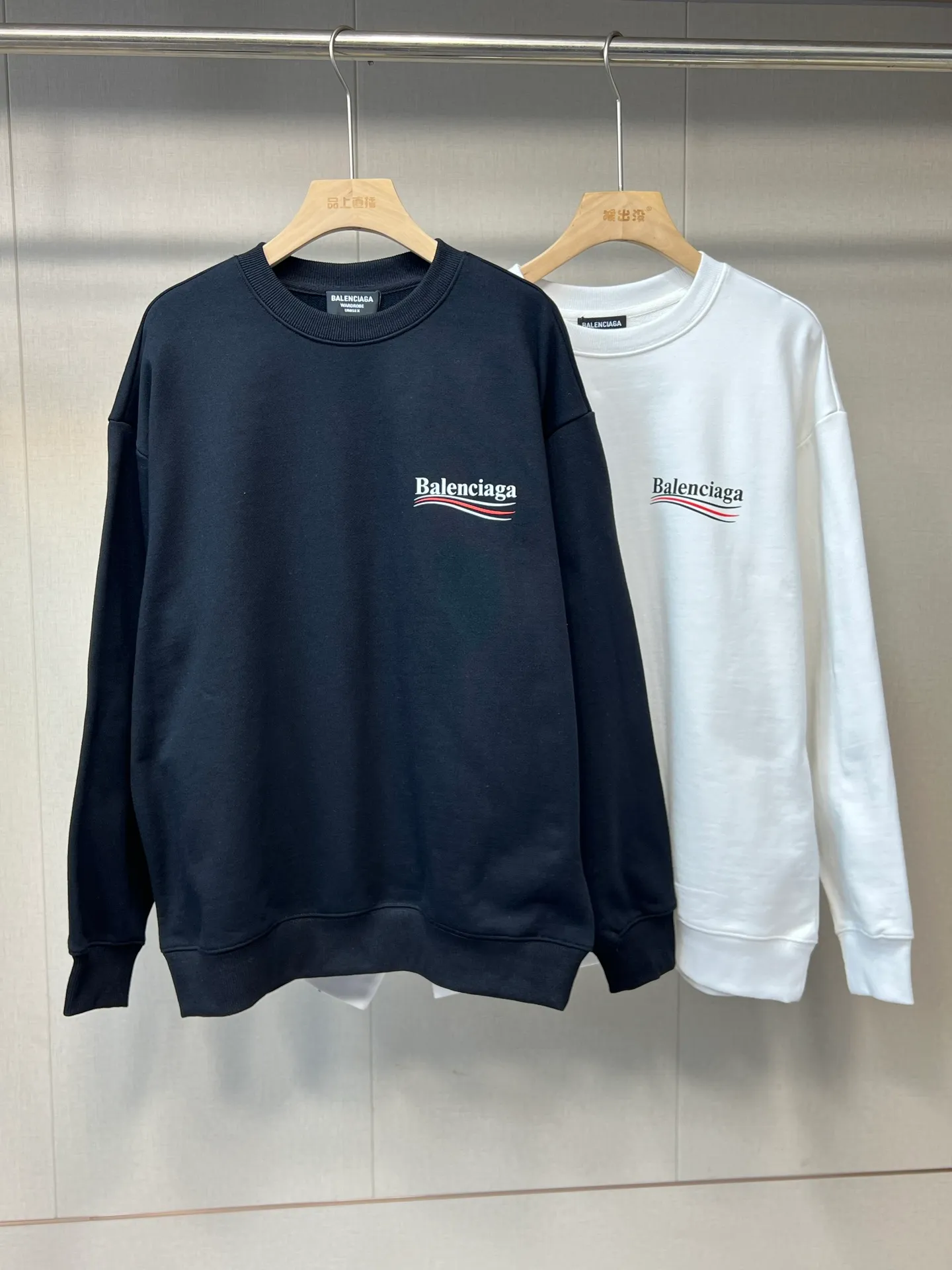 🅿️280 High-quality b26 balenciaga 2025 autumn and winter cola wavy terry round neck sweatshirt. The fabric is 450 grams of Xinjiang pure cotton terry. It is made of top-grade velvet cotton with 24 hours of sunshine. The upper body is warm and does not pill. It feels soft and comfortable. The whole garment is flat-lined. Three-dimensional tailoring. The upper body is awesome. It uses high-end three-dimensional foaming technology and will never fall off. The cuffs, collar and hem are made of high-end ribbed fabrics. Comfortable and skin-friendly, high molecular polymer materials are used at no cost, not afraid of ironing and resistant to wear and tear.