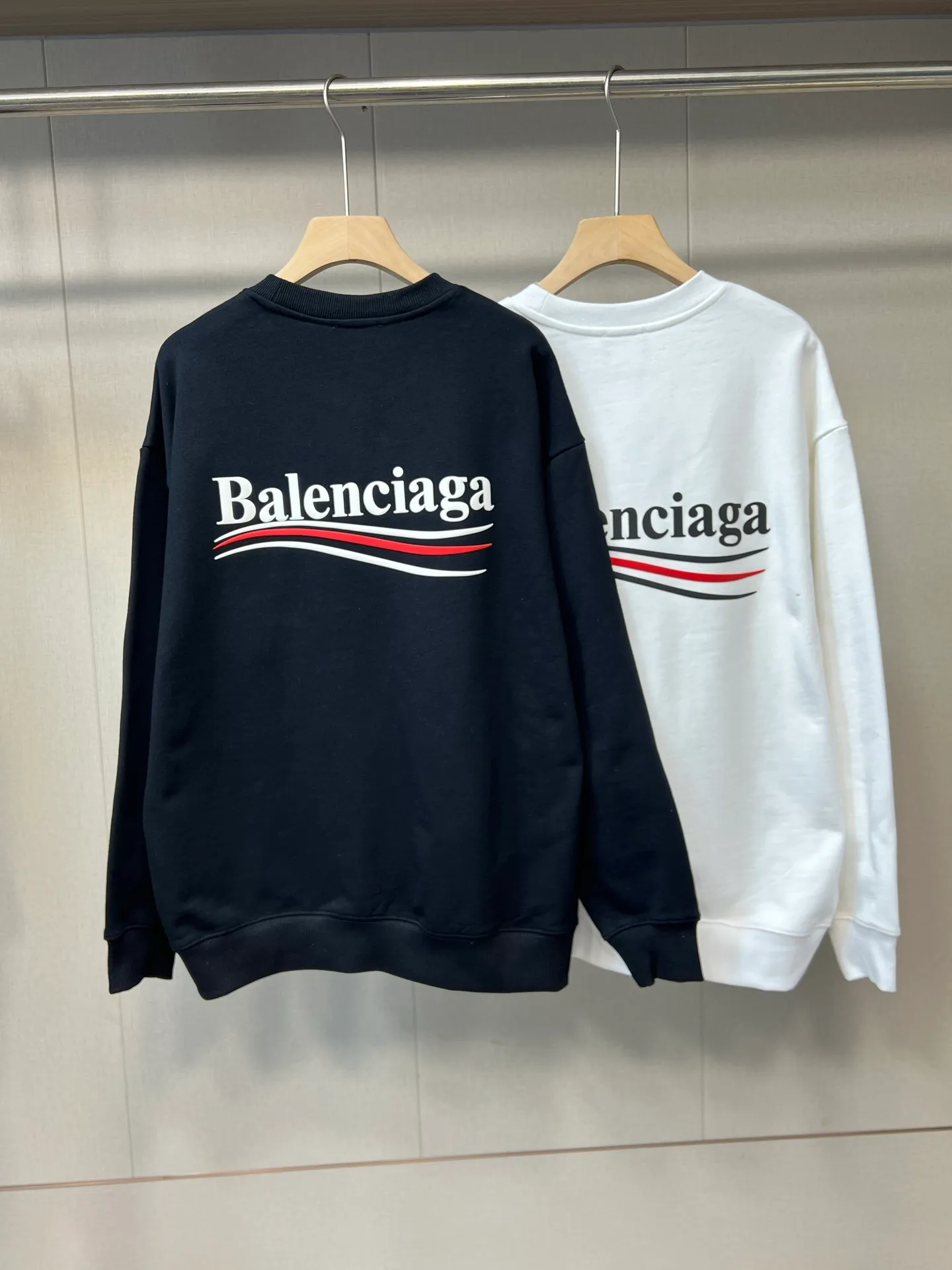🅿️280 High-quality b26 balenciaga 2025 autumn and winter cola wavy terry round neck sweatshirt. The fabric is 450 grams of Xinjiang pure cotton terry. It is made of top-grade velvet cotton with 24 hours of sunshine. The upper body is warm and does not pill. It feels soft and comfortable. The whole garment is flat-lined. Three-dimensional tailoring. The upper body is awesome. It uses high-end three-dimensional foaming technology and will never fall off. The cuffs, collar and hem are made of high-end ribbed fabrics. Comfortable and skin-friendly, high molecular polymer materials are used at no cost, not afraid of ironing and resistant to wear and tear.