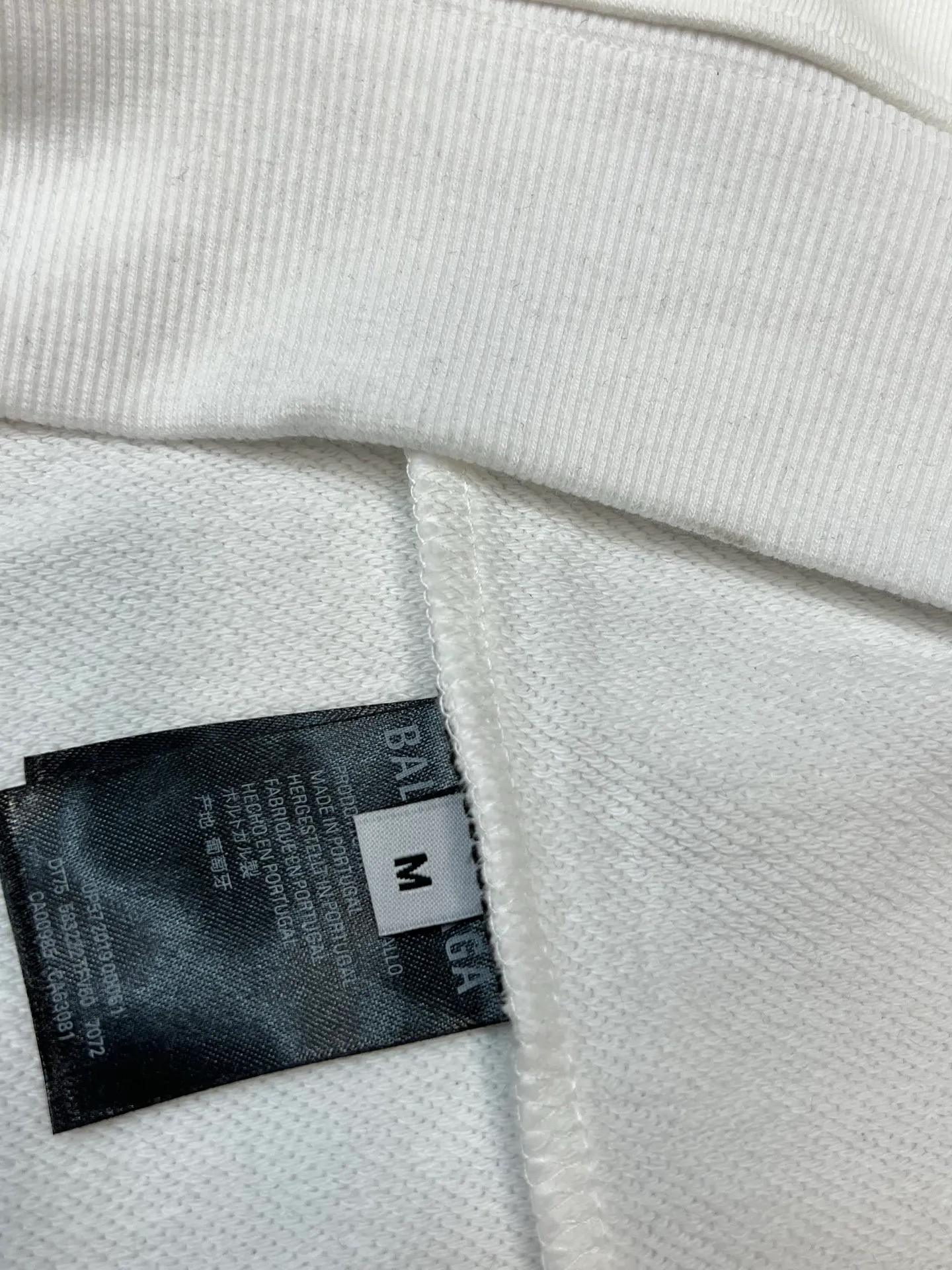 🅿️280 High-quality b26 balenciaga 2025 autumn and winter cola wavy terry round neck sweatshirt. The fabric is 450 grams of Xinjiang pure cotton terry. It is made of top-grade velvet cotton with 24 hours of sunshine. The upper body is warm and does not pill. It feels soft and comfortable. The whole garment is flat-lined. Three-dimensional tailoring. The upper body is awesome. It uses high-end three-dimensional foaming technology and will never fall off. The cuffs, collar and hem are made of high-end ribbed fabrics. Comfortable and skin-friendly, high molecular polymer materials are used at no cost, not afraid of ironing and resistant to wear and tear.
