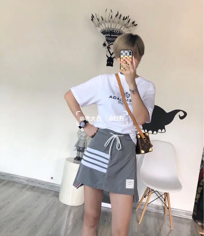 ♻️💯Upper body reference model picture❤️Top tested version Balenciaga classic wheat crown lock Paris male and female couple star same style pure cotton short-sleeved T-shirt Selected 32S 260g combed cotton fabric, thick and textured, high-density knitted fabric technology, tight and elastic, extremely soft and skin-friendly, soft and delicate to the touch, does not shrink or deform, the upper body is stiff and stylish, different from the cheap soft sofa fabrics with low weight and low count on the market.  Ultra-high-level workmanship, every detail shows a sense of luxury, and the original three-dimensional cutting process creates a perfect fit. The OS loose shoulder style accommodates all body types. It is a truly versatile style that looks slim and good-looking for both men and women.   3M (black) reflective classic wheat ear letter printing, high fastness and will not crack or fall off. The classic pattern will never go out of style. Multiple colors are available, and every color is beautiful!  Color: Black White Dark Khaki Size: XS-L P:250
