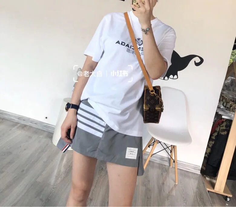 ♻️💯Upper body reference model picture❤️Top tested version Balenciaga classic wheat crown lock Paris male and female couple star same style pure cotton short-sleeved T-shirt Selected 32S 260g combed cotton fabric, thick and textured, high-density knitted fabric technology, tight and elastic, extremely soft and skin-friendly, soft and delicate to the touch, does not shrink or deform, the upper body is stiff and stylish, different from the cheap soft sofa fabrics with low weight and low count on the market.  Ultra-high-level workmanship, every detail shows a sense of luxury, and the original three-dimensional cutting process creates a perfect fit. The OS loose shoulder style accommodates all body types. It is a truly versatile style that looks slim and good-looking for both men and women.   3M (black) reflective classic wheat ear letter printing, high fastness and will not crack or fall off. The classic pattern will never go out of style. Multiple colors are available, and every color is beautiful!  Color: Black White Dark Khaki Size: XS-L P:250