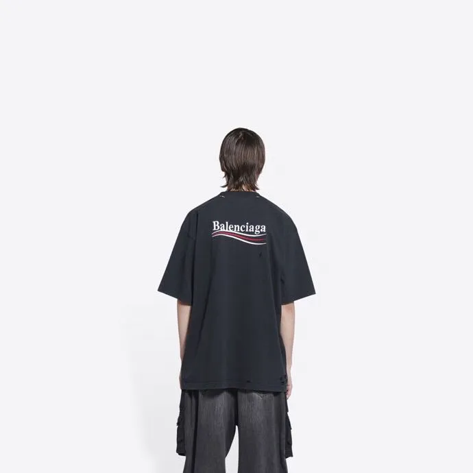 ♻️💯Upper body reference model picture❤️The top tested version of Balenciaga BALENCIAGA Cola hole wheat wave embroidery printed male and female couple star same style short-sleeved T-shirt. Three colors are available, ensuring the same fabric as the original version, no color difference! Customized dyeing in a package! INS, Xiaohongshu’s popular style, classics that never fade away! The king of orders in Spain, the fried chicken is highly recommended! 32S 280g pure cotton double yarn fabric, comfortable and wide! Full of drape! The printing uses Tajima embroidery machine imported from Japan, which is known as the fighter among embroidery machines. The embroidery is meticulous, with no threads or skipped threads, the printing and embroidery are full and fine, and the letter spacing is consistent with ZP! Wearing it gives you full confidence and peace of mind! The labels and washes are all correct! On behalf of G at the same level! Consistent packaging at the counter! The holes on the neckline are inlaid by hand, and the holes on the body are all pierced by in-line scanning, all of which are one-to-one craftsmanship! Size: XS-L Color: Black P:270