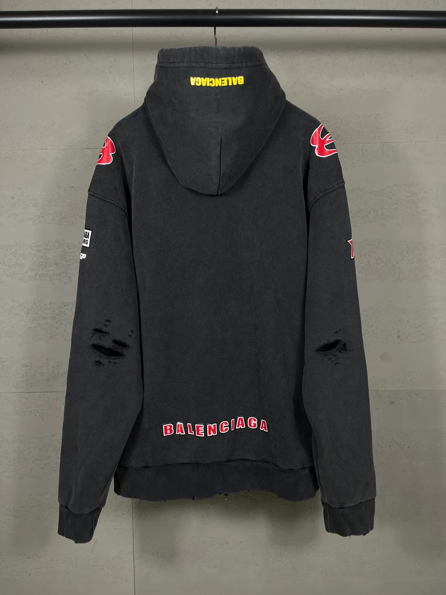 🅿️420 Detailed picture [Top version. Official website quality] BALENCI*GA/Paris. 25ss latest model. Paris double-ring LOGO combination racing suit series multi-digit printing, washed multi-digit worn zipper cardigan hooded sweatshirt. The brick cabinets are synchronized. The fabric is made of Paris ZP custom-woven and dyed cotton sweatshirt. Weighing 460 grams, the cloth surface is clean. The cloth pattern is clear, soft and comfortable, and the threads are dyed with no color difference. The classic LOGO pattern is printed with environmentally friendly imported materials, with clear letters and a strong three-dimensional feel. Restored brick cabinet. The garments were washed and aged, and polished by many hands. Produced by ultra-heavy craftsmanship, the market currency is very different, welcome to compare. The version adopts OS loose shoulder design. The same style for men and women. Code: BL259927 Color: Washed Black Size: XS S M L