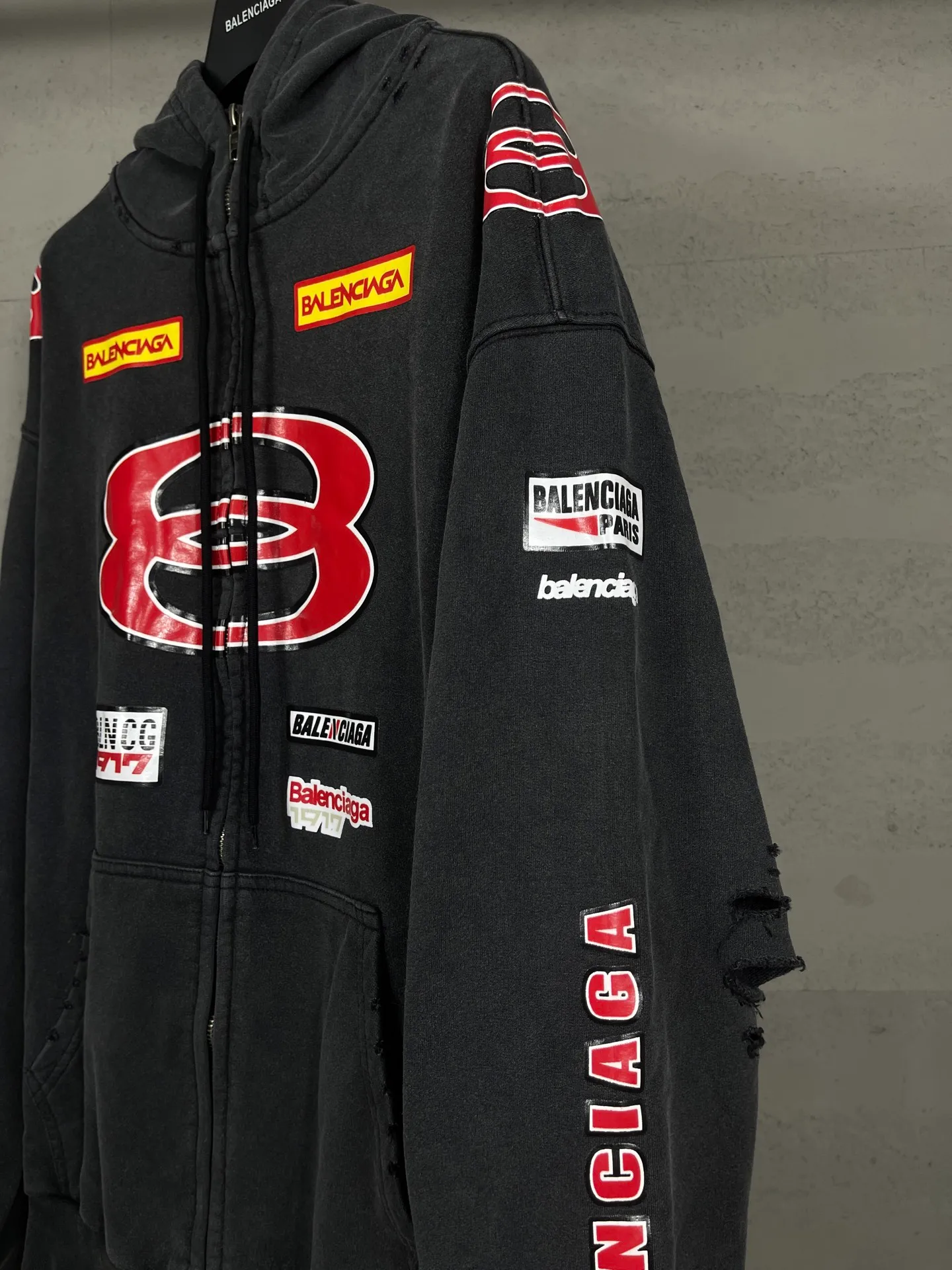 🅿️420 Detailed picture [Top version. Official website quality] BALENCI*GA/Paris. 25ss latest model. Paris double-ring LOGO combination racing suit series multi-digit printing, washed multi-digit worn zipper cardigan hooded sweatshirt. The brick cabinets are synchronized. The fabric is made of Paris ZP custom-woven and dyed cotton sweatshirt. Weighing 460 grams, the cloth surface is clean. The cloth pattern is clear, soft and comfortable, and the threads are dyed with no color difference. The classic LOGO pattern is printed with environmentally friendly imported materials, with clear letters and a strong three-dimensional feel. Restored brick cabinet. The garments were washed and aged, and polished by many hands. Produced by ultra-heavy craftsmanship, the market currency is very different, welcome to compare. The version adopts OS loose shoulder design. The same style for men and women. Code: BL259927 Color: Washed Black Size: XS S M L