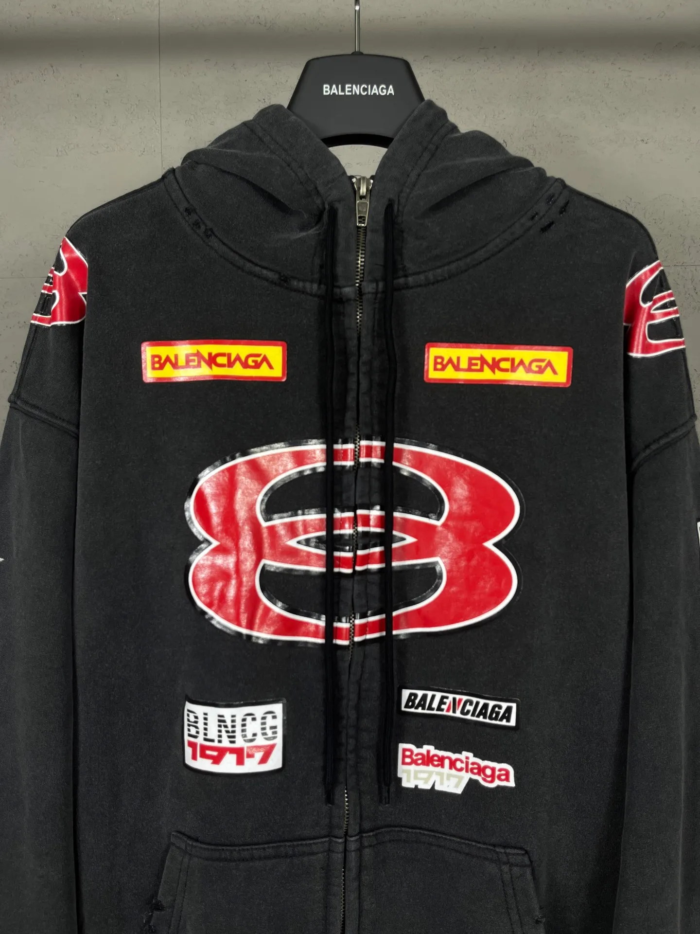🅿️420 Detailed picture [Top version. Official website quality] BALENCI*GA/Paris. 25ss latest model. Paris double-ring LOGO combination racing suit series multi-digit printing, washed multi-digit worn zipper cardigan hooded sweatshirt. The brick cabinets are synchronized. The fabric is made of Paris ZP custom-woven and dyed cotton sweatshirt. Weighing 460 grams, the cloth surface is clean. The cloth pattern is clear, soft and comfortable, and the threads are dyed with no color difference. The classic LOGO pattern is printed with environmentally friendly imported materials, with clear letters and a strong three-dimensional feel. Restored brick cabinet. The garments were washed and aged, and polished by many hands. Produced by ultra-heavy craftsmanship, the market currency is very different, welcome to compare. The version adopts OS loose shoulder design. The same style for men and women. Code: BL259927 Color: Washed Black Size: XS S M L