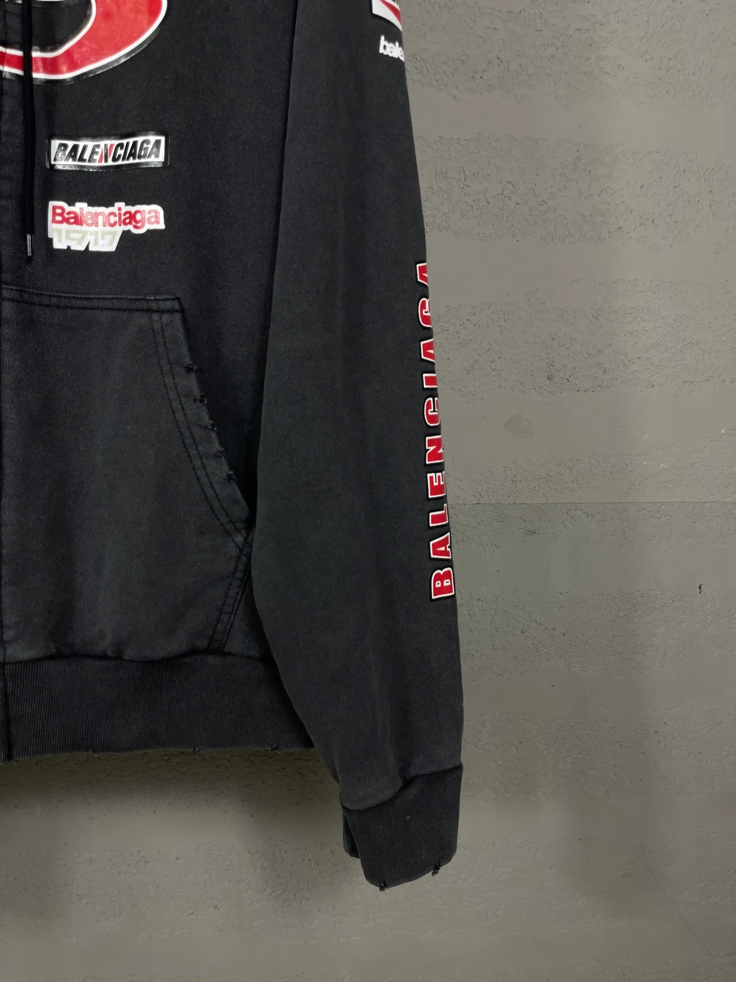 🅿️420 Detailed picture [Top version. Official website quality] BALENCI*GA/Paris. 25ss latest model. Paris double-ring LOGO combination racing suit series multi-digit printing, washed multi-digit worn zipper cardigan hooded sweatshirt. The brick cabinets are synchronized. The fabric is made of Paris ZP custom-woven and dyed cotton sweatshirt. Weighing 460 grams, the cloth surface is clean. The cloth pattern is clear, soft and comfortable, and the threads are dyed with no color difference. The classic LOGO pattern is printed with environmentally friendly imported materials, with clear letters and a strong three-dimensional feel. Restored brick cabinet. The garments were washed and aged, and polished by many hands. Produced by ultra-heavy craftsmanship, the market currency is very different, welcome to compare. The version adopts OS loose shoulder design. The same style for men and women. Code: BL259927 Color: Washed Black Size: XS S M L