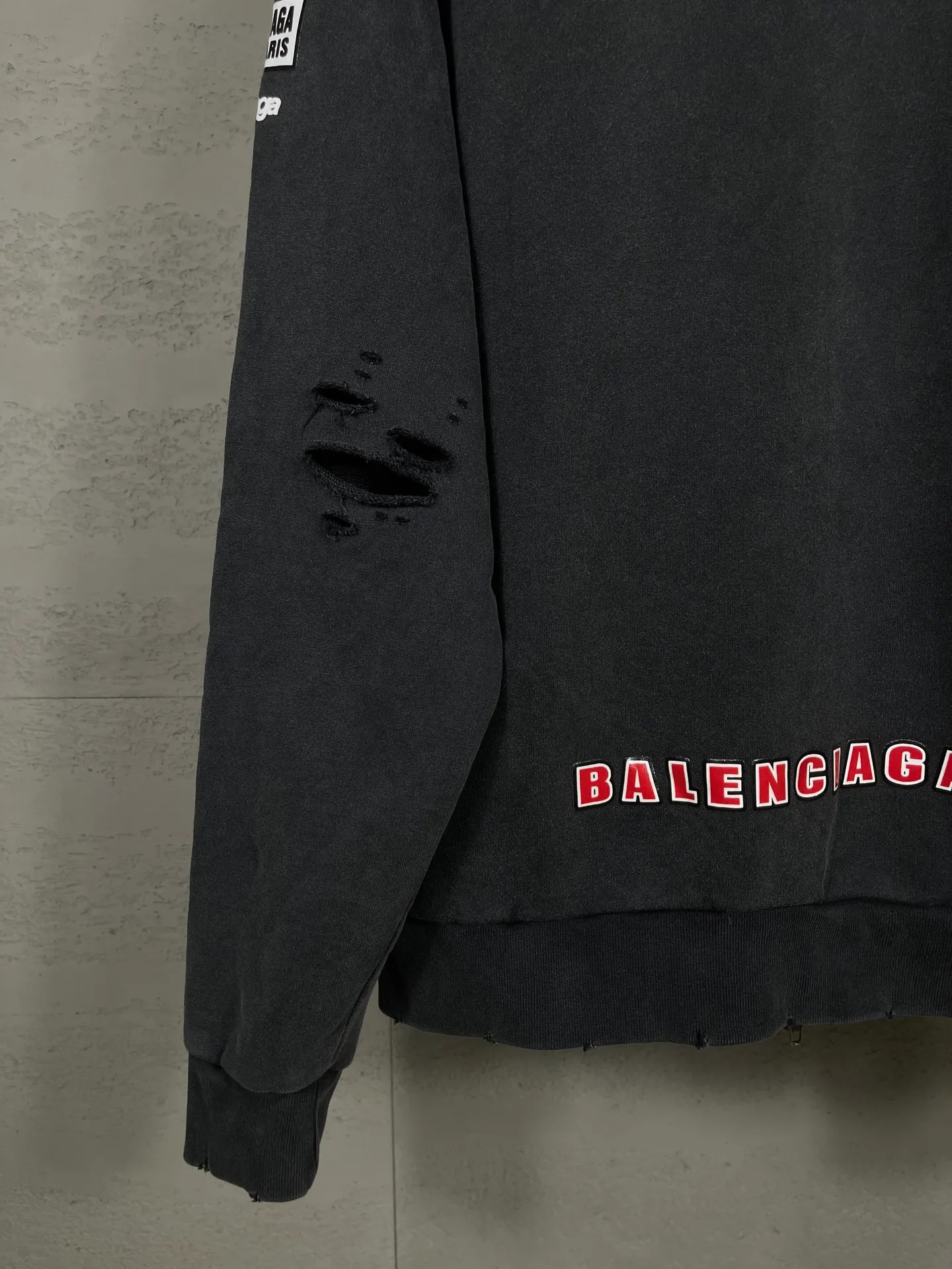 🅿️420 Detailed picture [Top version. Official website quality] BALENCI*GA/Paris. 25ss latest model. Paris double-ring LOGO combination racing suit series multi-digit printing, washed multi-digit worn zipper cardigan hooded sweatshirt. The brick cabinets are synchronized. The fabric is made of Paris ZP custom-woven and dyed cotton sweatshirt. Weighing 460 grams, the cloth surface is clean. The cloth pattern is clear, soft and comfortable, and the threads are dyed with no color difference. The classic LOGO pattern is printed with environmentally friendly imported materials, with clear letters and a strong three-dimensional feel. Restored brick cabinet. The garments were washed and aged, and polished by many hands. Produced by ultra-heavy craftsmanship, the market currency is very different, welcome to compare. The version adopts OS loose shoulder design. The same style for men and women. Code: BL259927 Color: Washed Black Size: XS S M L