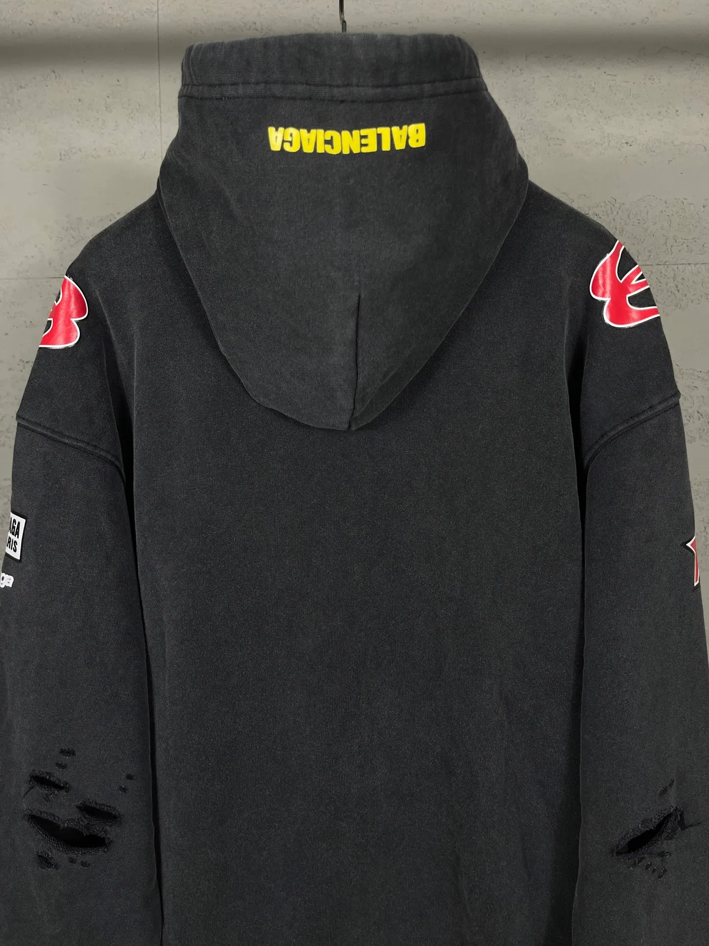 🅿️420 Detailed picture [Top version. Official website quality] BALENCI*GA/Paris. 25ss latest model. Paris double-ring LOGO combination racing suit series multi-digit printing, washed multi-digit worn zipper cardigan hooded sweatshirt. The brick cabinets are synchronized. The fabric is made of Paris ZP custom-woven and dyed cotton sweatshirt. Weighing 460 grams, the cloth surface is clean. The cloth pattern is clear, soft and comfortable, and the threads are dyed with no color difference. The classic LOGO pattern is printed with environmentally friendly imported materials, with clear letters and a strong three-dimensional feel. Restored brick cabinet. The garments were washed and aged, and polished by many hands. Produced by ultra-heavy craftsmanship, the market currency is very different, welcome to compare. The version adopts OS loose shoulder design. The same style for men and women. Code: BL259927 Color: Washed Black Size: XS S M L