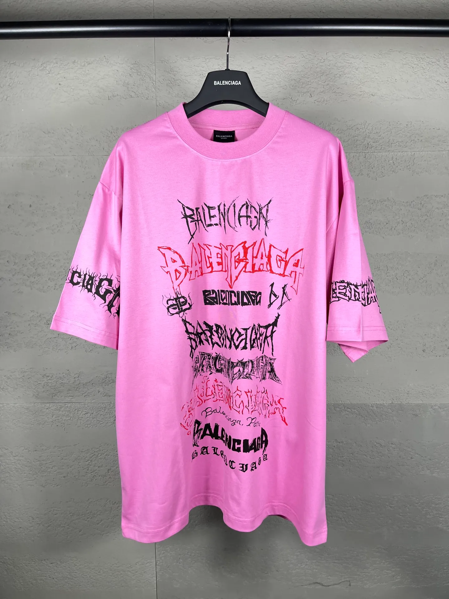 🅿️186 real photos [Top version. Official website quality] BALENCI*GA/Paris. 2024 new style. Year of the Dragon limited print short-sleeved T-shirt, brick cabinet synchronization. Genuine product developed at the first time, happy to print and compare! The fabric is made of Paris ZP custom-woven and dyed cotton double yarn. Weighing 260 grams, the cloth surface is clean. The cloth pattern is clear, soft and comfortable. The threads are dyed with no color difference. The classic LOGO is made of environmentally friendly imported materials, drawn silk flowers, with clear letters and three-dimensional effect. Restore the brick cabinet. Welcome to compare, the version adopts the OS loose shoulder version. Same style for men and women Coding: BL223322 Color: black, white, red, pink Size: XS to L