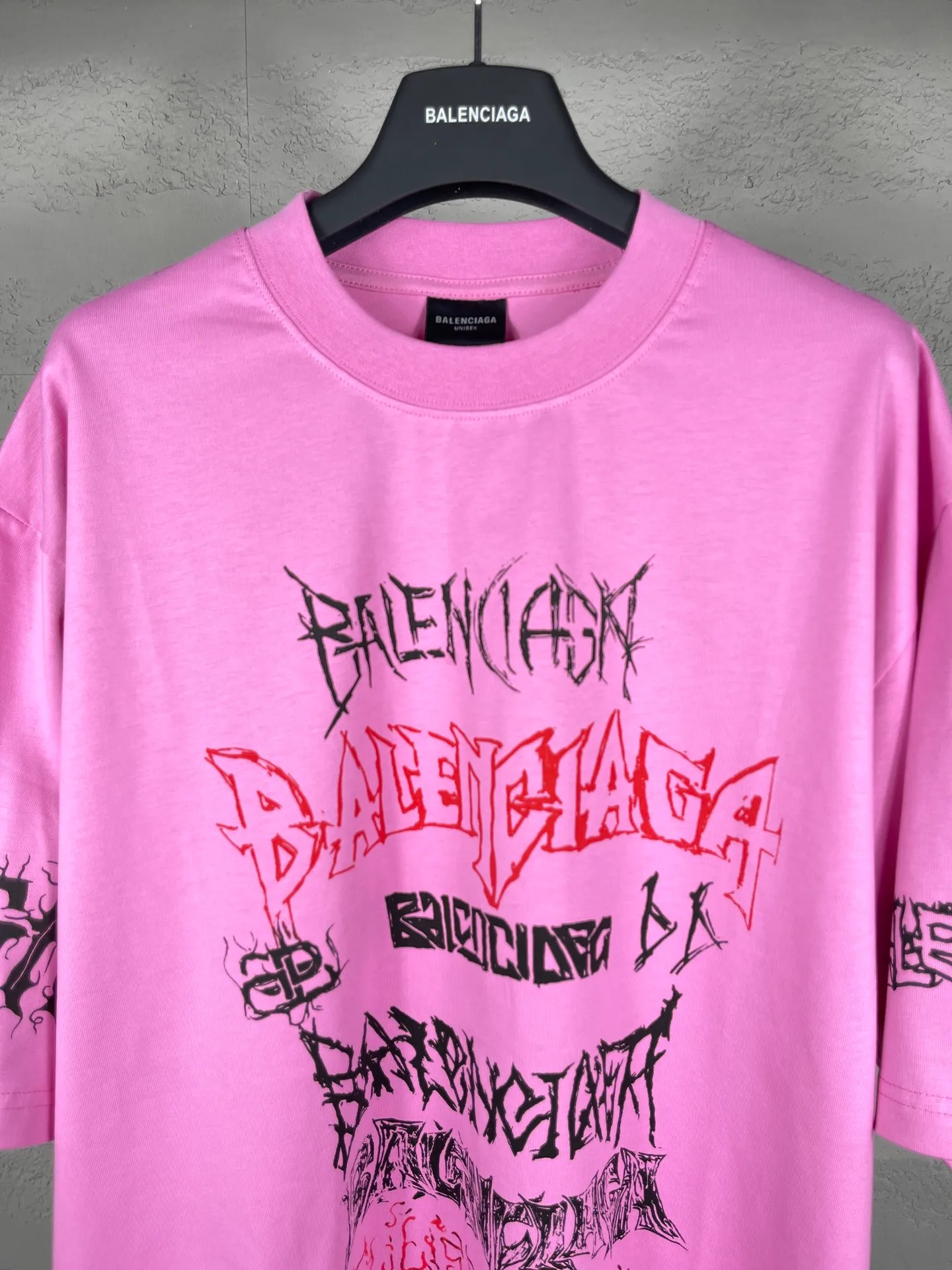 🅿️186 real photos [Top version. Official website quality] BALENCI*GA/Paris. 2024 new style. Year of the Dragon limited print short-sleeved T-shirt, brick cabinet synchronization. Genuine product developed at the first time, happy to print and compare! The fabric is made of Paris ZP custom-woven and dyed cotton double yarn. Weighing 260 grams, the cloth surface is clean. The cloth pattern is clear, soft and comfortable. The threads are dyed with no color difference. The classic LOGO is made of environmentally friendly imported materials, drawn silk flowers, with clear letters and three-dimensional effect. Restore the brick cabinet. Welcome to compare, the version adopts the OS loose shoulder version. Same style for men and women Coding: BL223322 Color: black, white, red, pink Size: XS to L