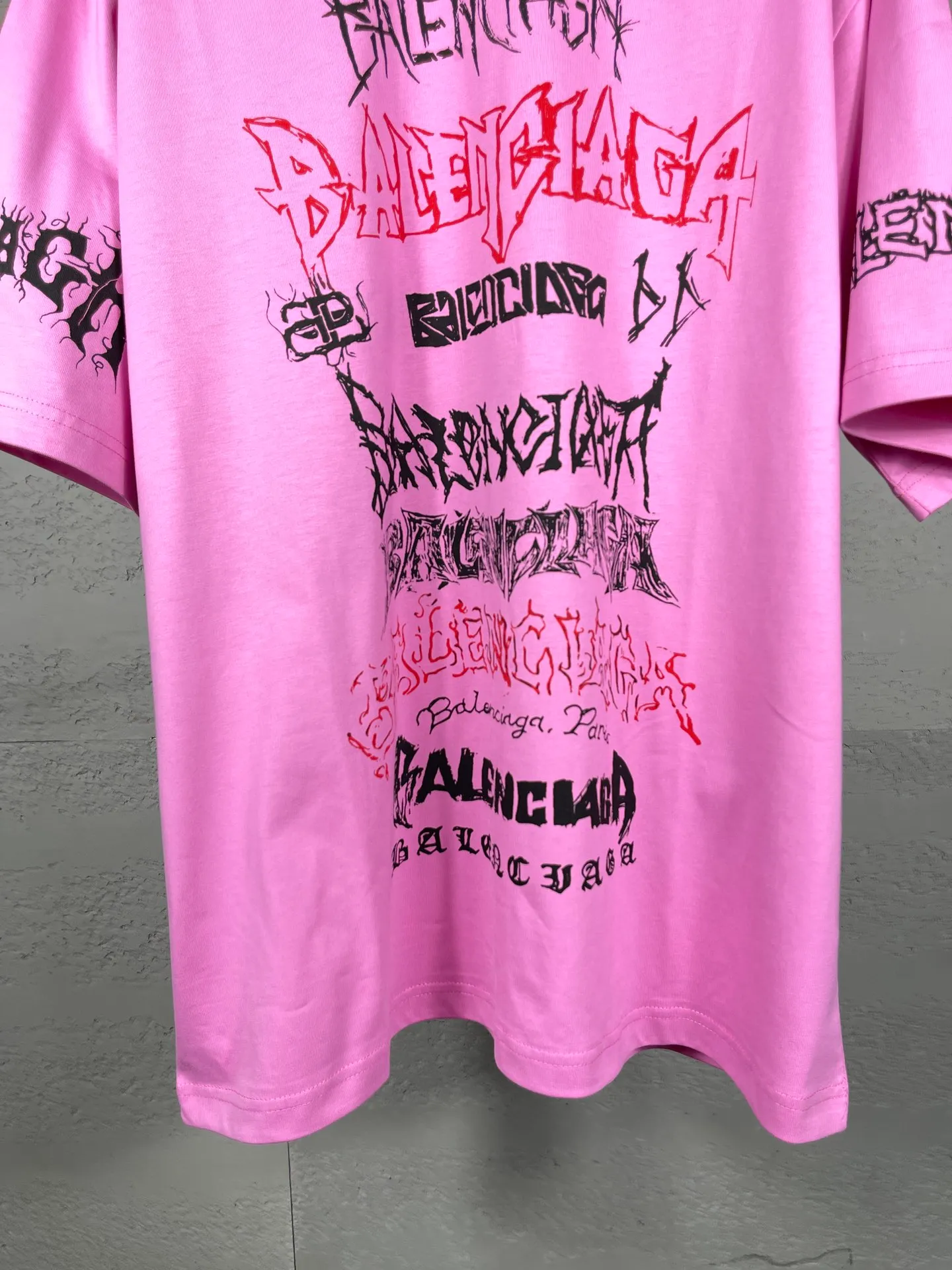 🅿️186 real photos [Top version. Official website quality] BALENCI*GA/Paris. 2024 new style. Year of the Dragon limited print short-sleeved T-shirt, brick cabinet synchronization. Genuine product developed at the first time, happy to print and compare! The fabric is made of Paris ZP custom-woven and dyed cotton double yarn. Weighing 260 grams, the cloth surface is clean. The cloth pattern is clear, soft and comfortable. The threads are dyed with no color difference. The classic LOGO is made of environmentally friendly imported materials, drawn silk flowers, with clear letters and three-dimensional effect. Restore the brick cabinet. Welcome to compare, the version adopts the OS loose shoulder version. Same style for men and women Coding: BL223322 Color: black, white, red, pink Size: XS to L