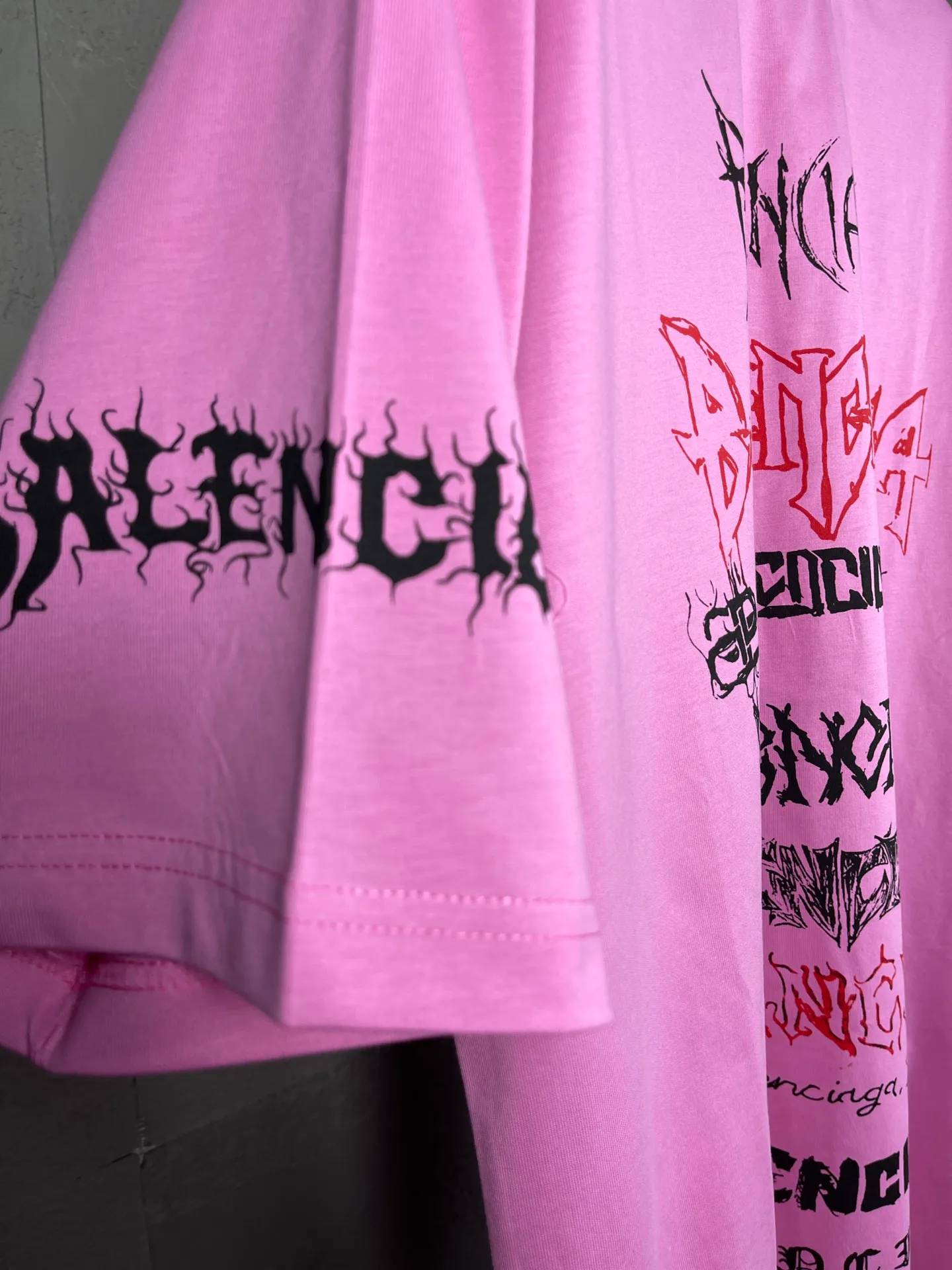 🅿️186 real photos [Top version. Official website quality] BALENCI*GA/Paris. 2024 new style. Year of the Dragon limited print short-sleeved T-shirt, brick cabinet synchronization. Genuine product developed at the first time, happy to print and compare! The fabric is made of Paris ZP custom-woven and dyed cotton double yarn. Weighing 260 grams, the cloth surface is clean. The cloth pattern is clear, soft and comfortable. The threads are dyed with no color difference. The classic LOGO is made of environmentally friendly imported materials, drawn silk flowers, with clear letters and three-dimensional effect. Restore the brick cabinet. Welcome to compare, the version adopts the OS loose shoulder version. Same style for men and women Coding: BL223322 Color: black, white, red, pink Size: XS to L
