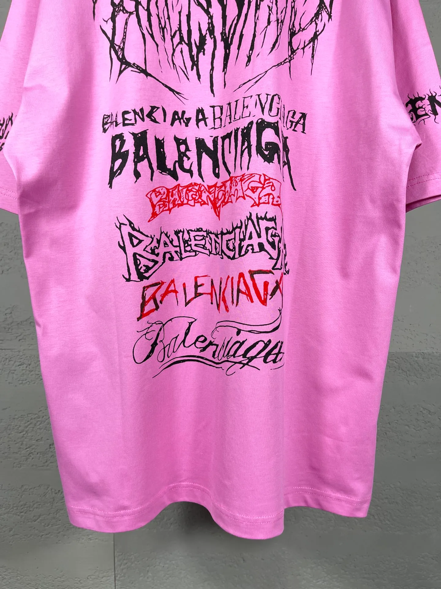 🅿️186 real photos [Top version. Official website quality] BALENCI*GA/Paris. 2024 new style. Year of the Dragon limited print short-sleeved T-shirt, brick cabinet synchronization. Genuine product developed at the first time, happy to print and compare! The fabric is made of Paris ZP custom-woven and dyed cotton double yarn. Weighing 260 grams, the cloth surface is clean. The cloth pattern is clear, soft and comfortable. The threads are dyed with no color difference. The classic LOGO is made of environmentally friendly imported materials, drawn silk flowers, with clear letters and three-dimensional effect. Restore the brick cabinet. Welcome to compare, the version adopts the OS loose shoulder version. Same style for men and women Coding: BL223322 Color: black, white, red, pink Size: XS to L
