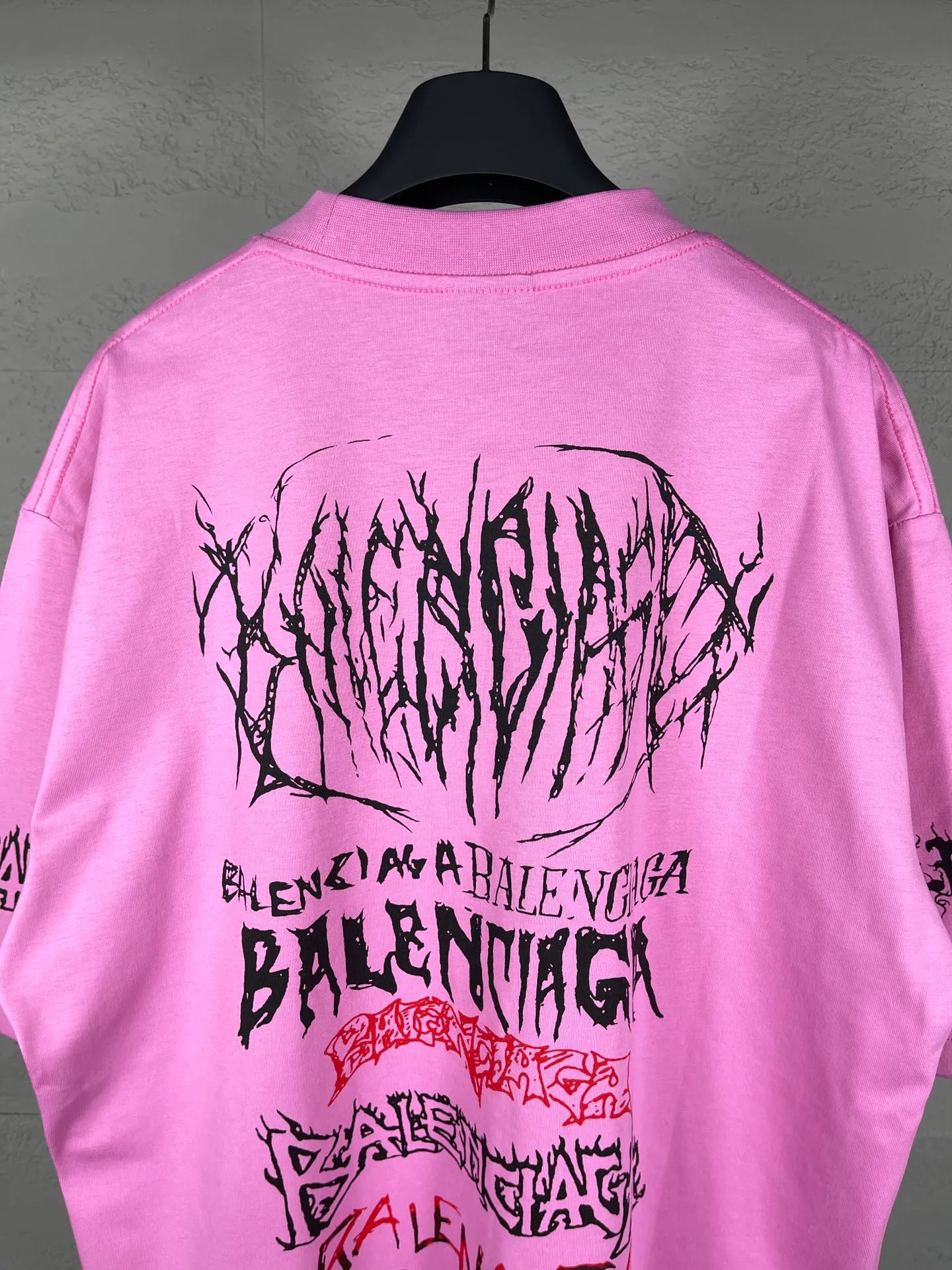 🅿️186 real photos [Top version. Official website quality] BALENCI*GA/Paris. 2024 new style. Year of the Dragon limited print short-sleeved T-shirt, brick cabinet synchronization. Genuine product developed at the first time, happy to print and compare! The fabric is made of Paris ZP custom-woven and dyed cotton double yarn. Weighing 260 grams, the cloth surface is clean. The cloth pattern is clear, soft and comfortable. The threads are dyed with no color difference. The classic LOGO is made of environmentally friendly imported materials, drawn silk flowers, with clear letters and three-dimensional effect. Restore the brick cabinet. Welcome to compare, the version adopts the OS loose shoulder version. Same style for men and women Coding: BL223322 Color: black, white, red, pink Size: XS to L