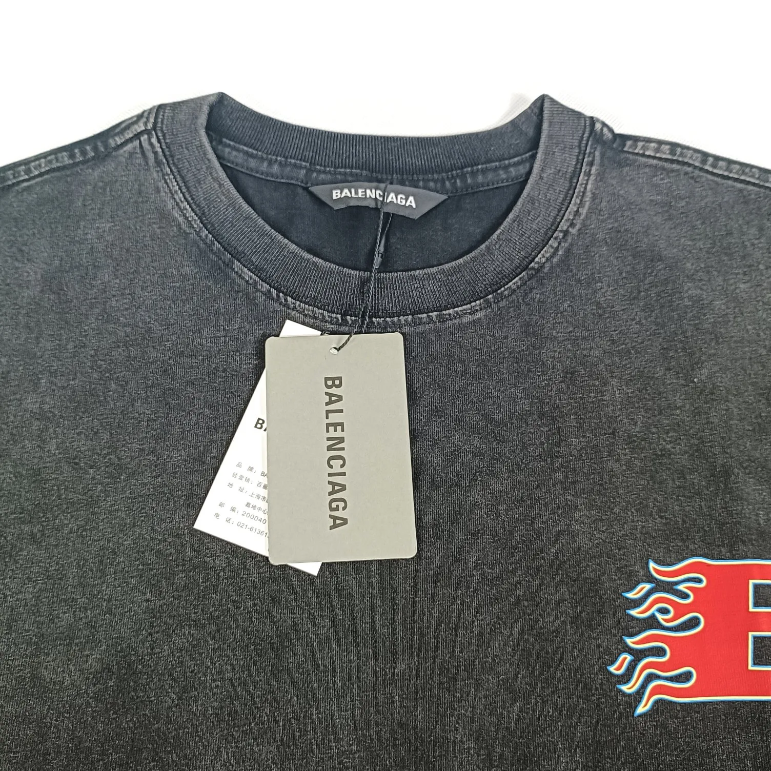 The top tested version of Balenciaga's front and rear double B flame washed cotton washed men's and women's couple's T-shirt short sleeves is too complicated! Indescribable! Washed and lightly fried with snowflakes for a nostalgic treatment, and the shoulder sleeves are sprayed with maliu and washed with water! The entire fabric is pre-shrunk and then garment washed. Need better fabric. I guess L size has been reduced to XS size. Workmanship: Fine sewing craftsmanship, budget for the stitch size, and the degree of shrinkage after washing. You must buy one this summer. If you are still wondering which short-sleeved piece to buy, then don’t worry, just buy this one! Printing: Digital direct printing technology, detailed printing, clear texture, high firmness, and smooth feel. Fabric: 280g 40 count tight double yarn fabric Accessories: Customized rib three-standard Size: XS-L Color: Washed black P: 260