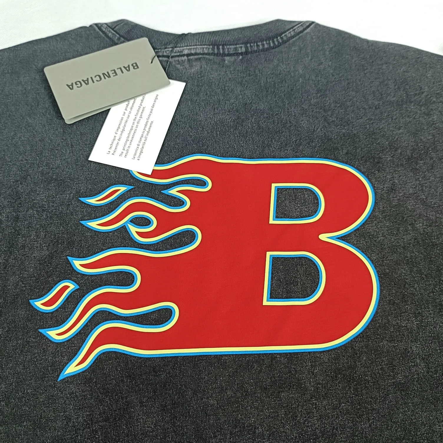 The top tested version of Balenciaga's front and rear double B flame washed cotton washed men's and women's couple's T-shirt short sleeves is too complicated! Indescribable! Washed and lightly fried with snowflakes for a nostalgic treatment, and the shoulder sleeves are sprayed with maliu and washed with water! The entire fabric is pre-shrunk and then garment washed. Need better fabric. I guess L size has been reduced to XS size. Workmanship: Fine sewing craftsmanship, budget for the stitch size, and the degree of shrinkage after washing. You must buy one this summer. If you are still wondering which short-sleeved piece to buy, then don’t worry, just buy this one! Printing: Digital direct printing technology, detailed printing, clear texture, high firmness, and smooth feel. Fabric: 280g 40 count tight double yarn fabric Accessories: Customized rib three-standard Size: XS-L Color: Washed black P: 260